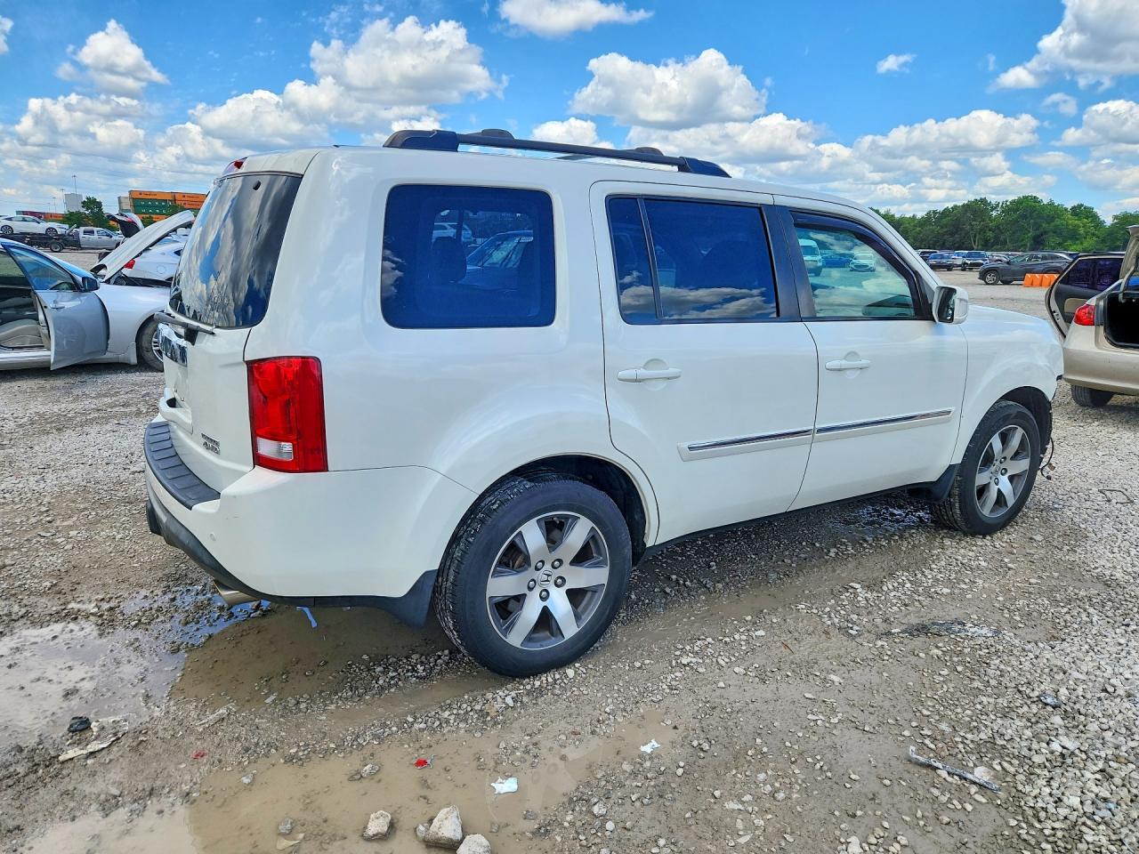 2015 Honda Pilot Touring White vin: 5FNYF4H94FB008446