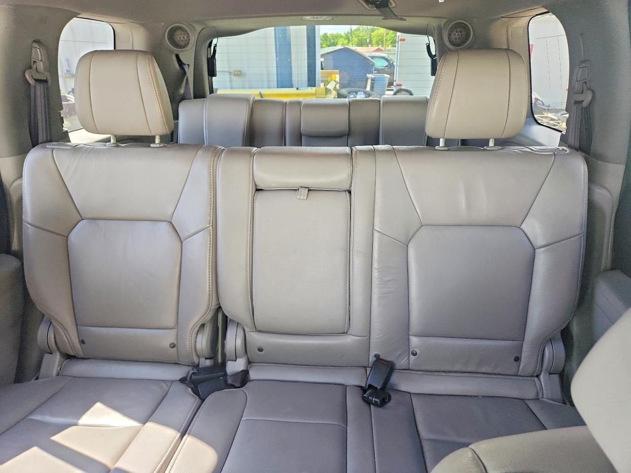 2015 Honda Pilot Touring White vin: 5FNYF4H94FB011315