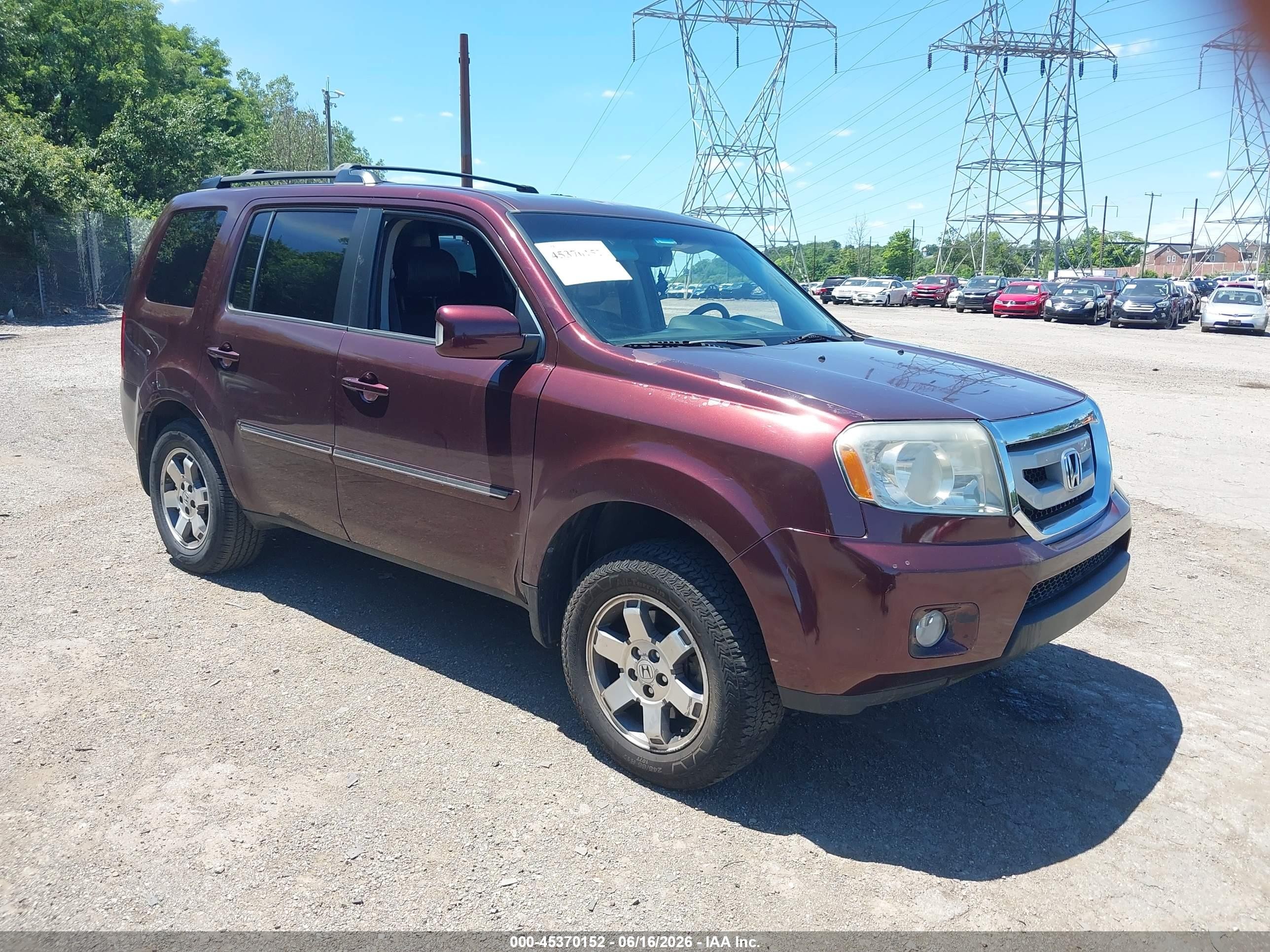 2011 Honda Pilot Touring Maroon vin: 5FNYF4H95BB022026