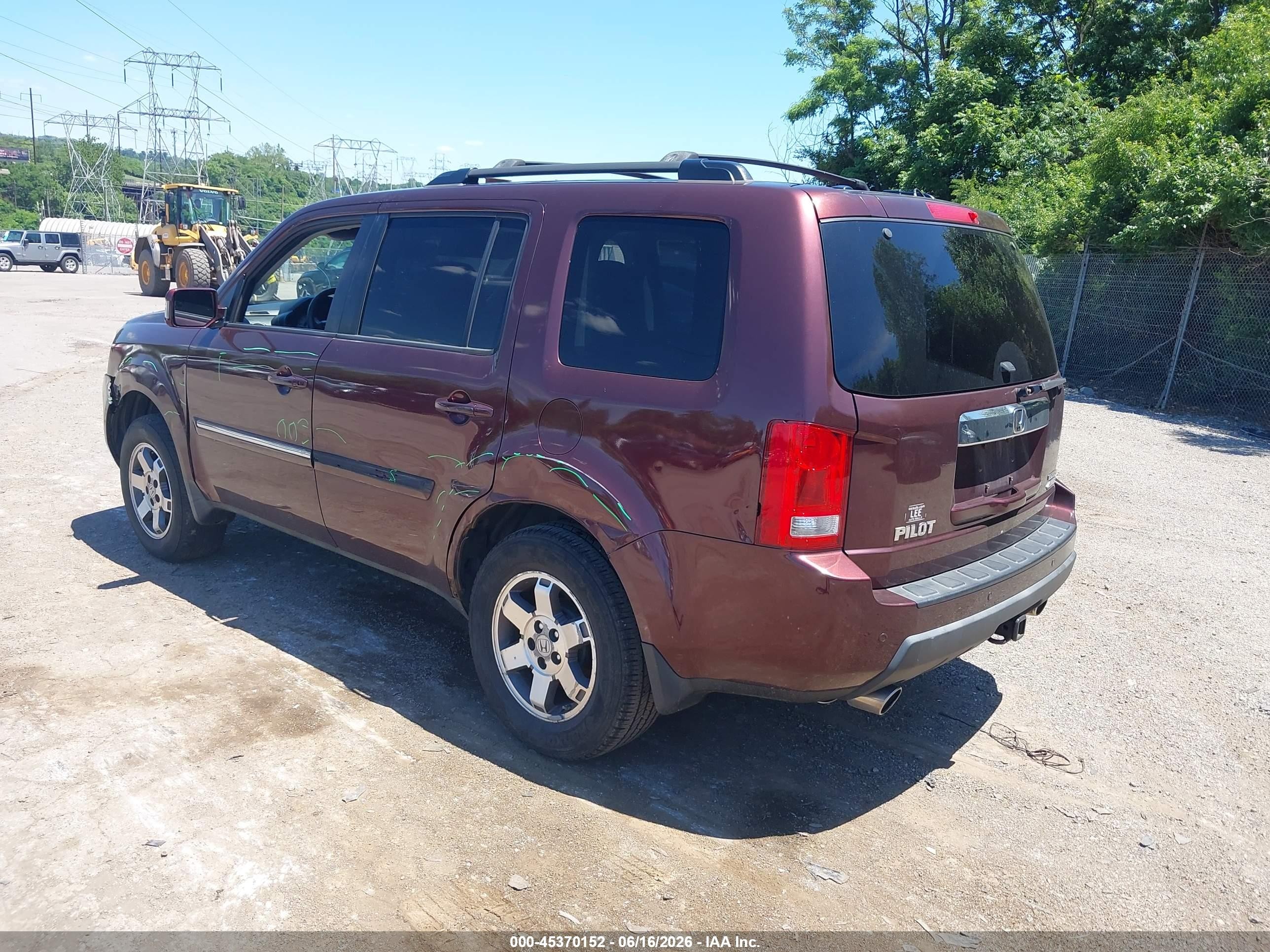 2011 Honda Pilot Touring Maroon vin: 5FNYF4H95BB022026