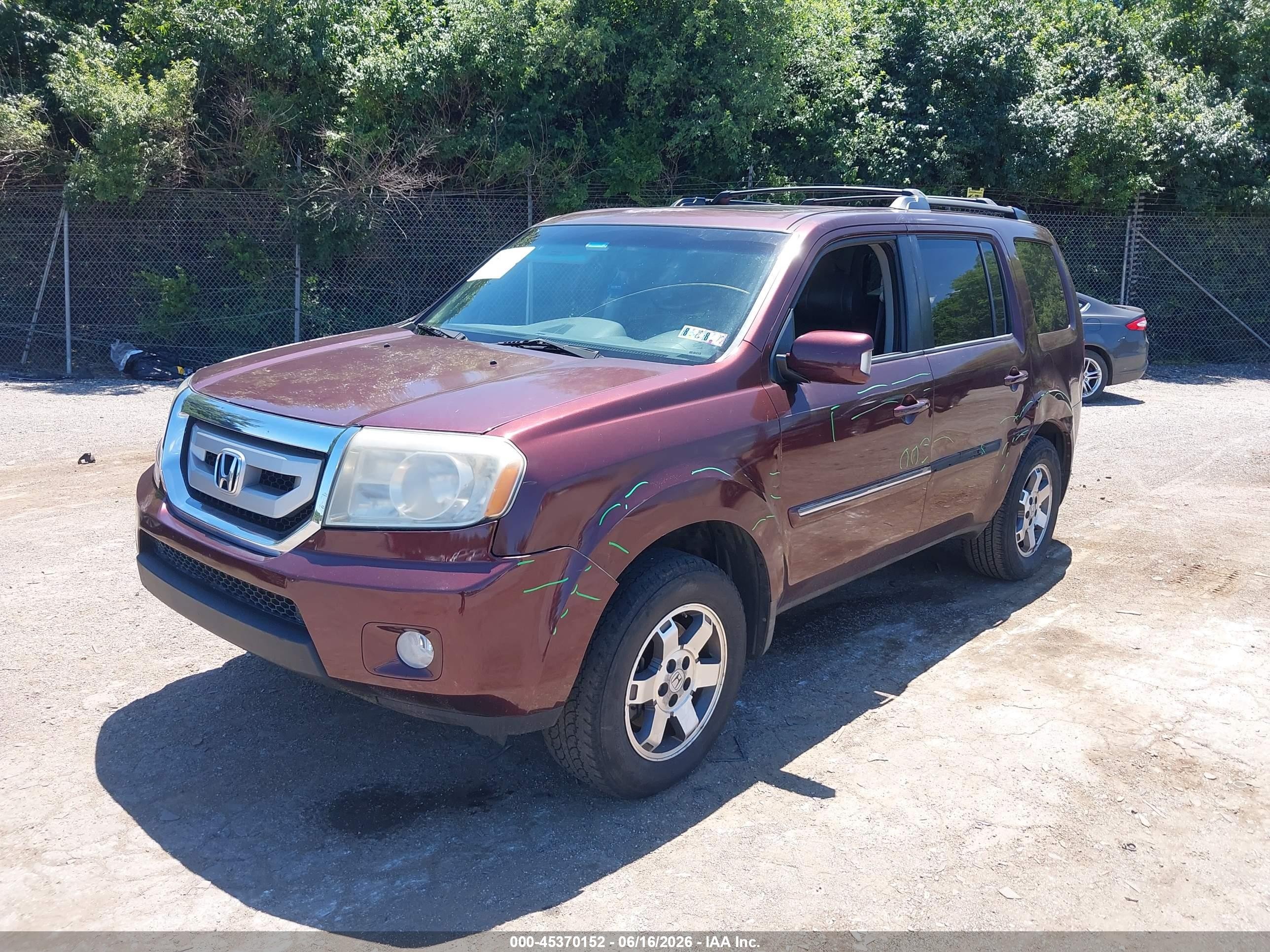 2011 Honda Pilot Touring Maroon vin: 5FNYF4H95BB022026