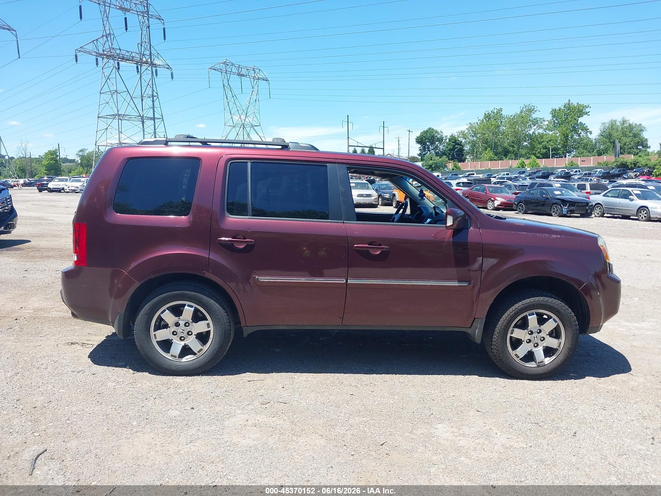 2011 Honda Pilot Touring Maroon vin: 5FNYF4H95BB022026