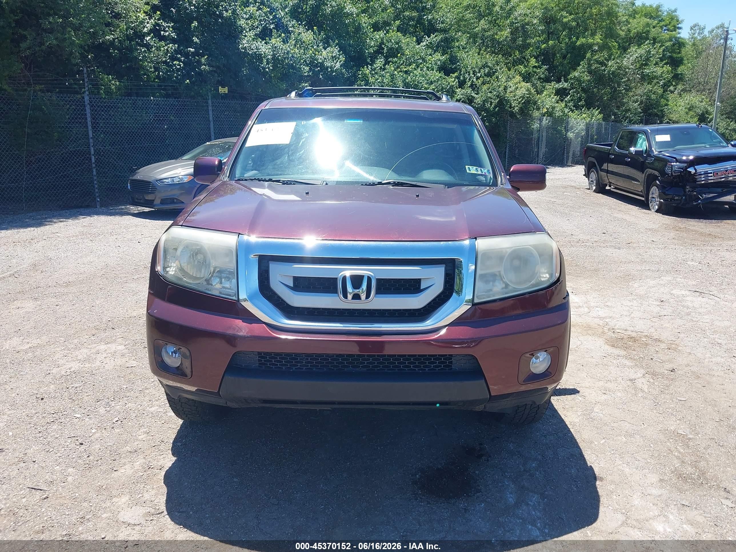 2011 Honda Pilot Touring Maroon vin: 5FNYF4H95BB022026