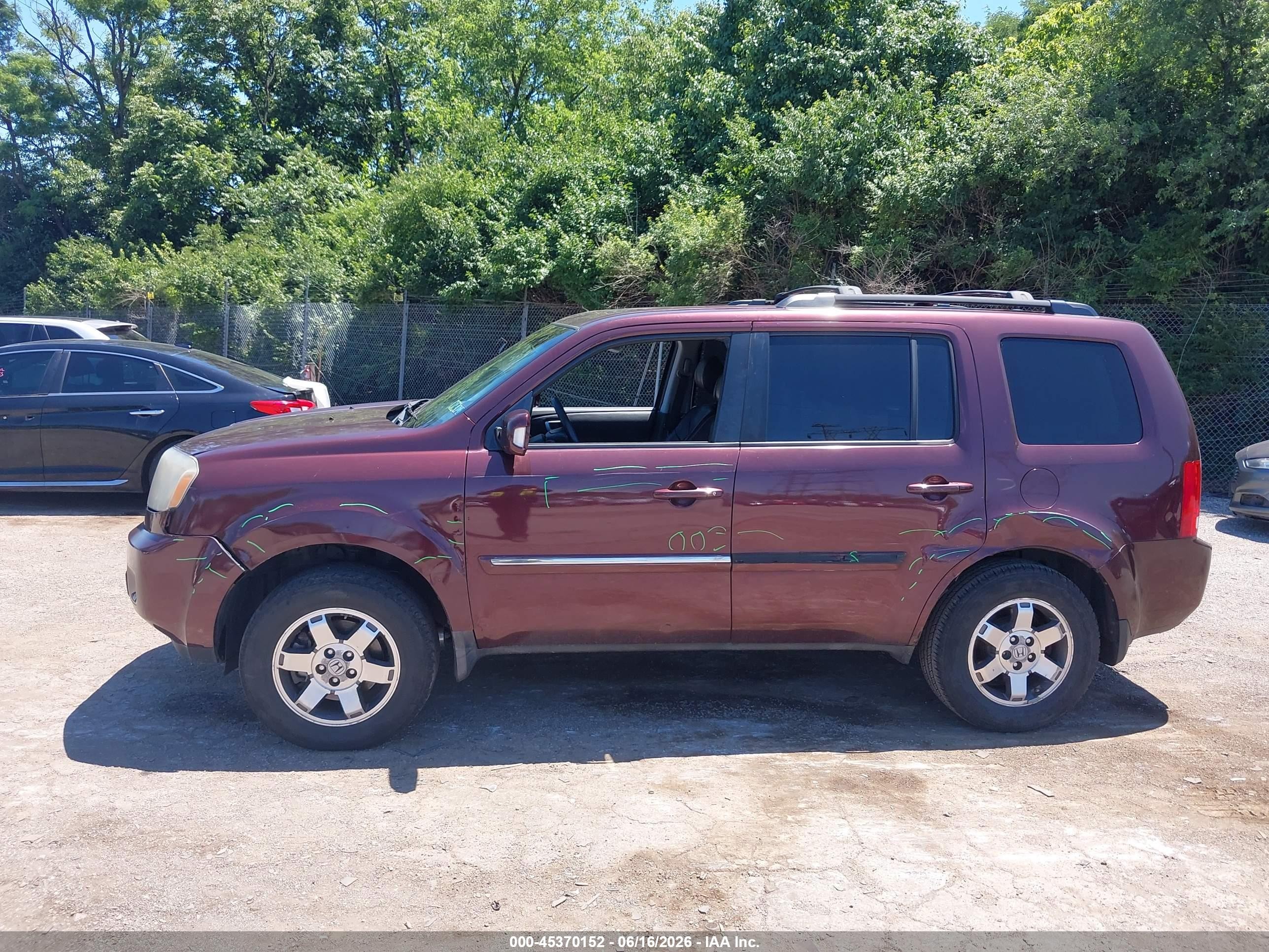 2011 Honda Pilot Touring Maroon vin: 5FNYF4H95BB022026