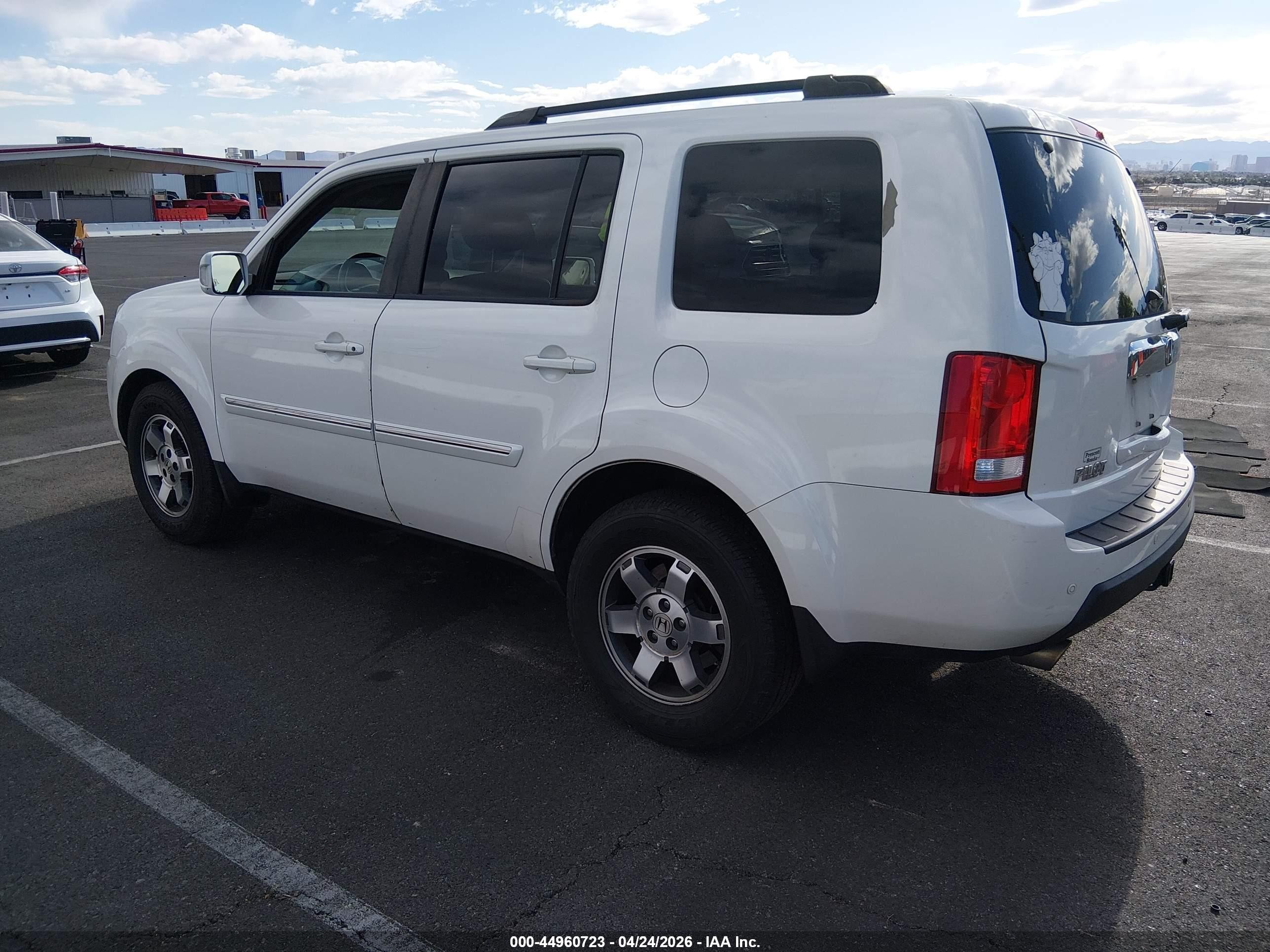 2011 Honda Pilot Touring White vin: 5FNYF4H95BB063417