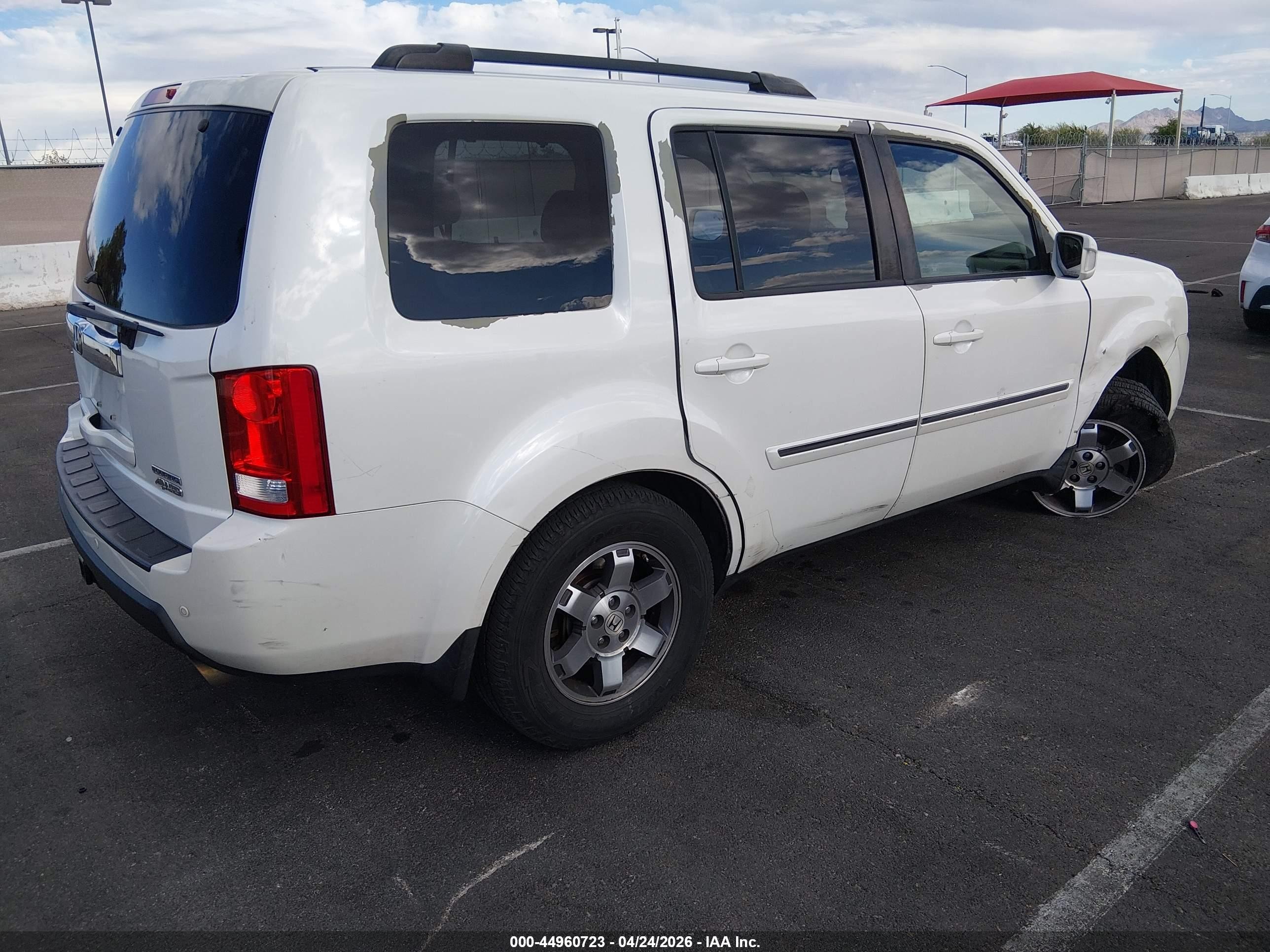 2011 Honda Pilot Touring White vin: 5FNYF4H95BB063417