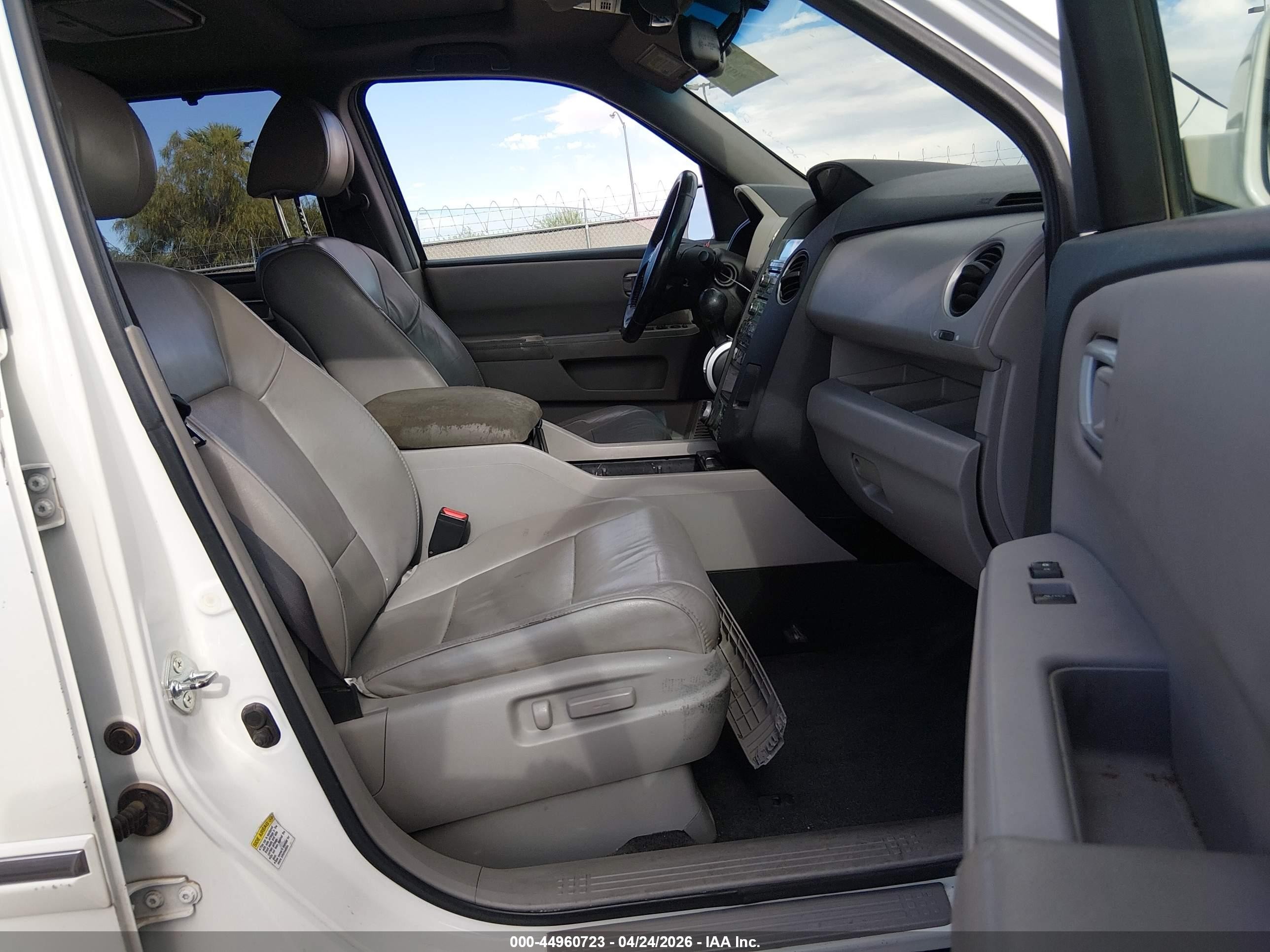 2011 Honda Pilot Touring White vin: 5FNYF4H95BB063417