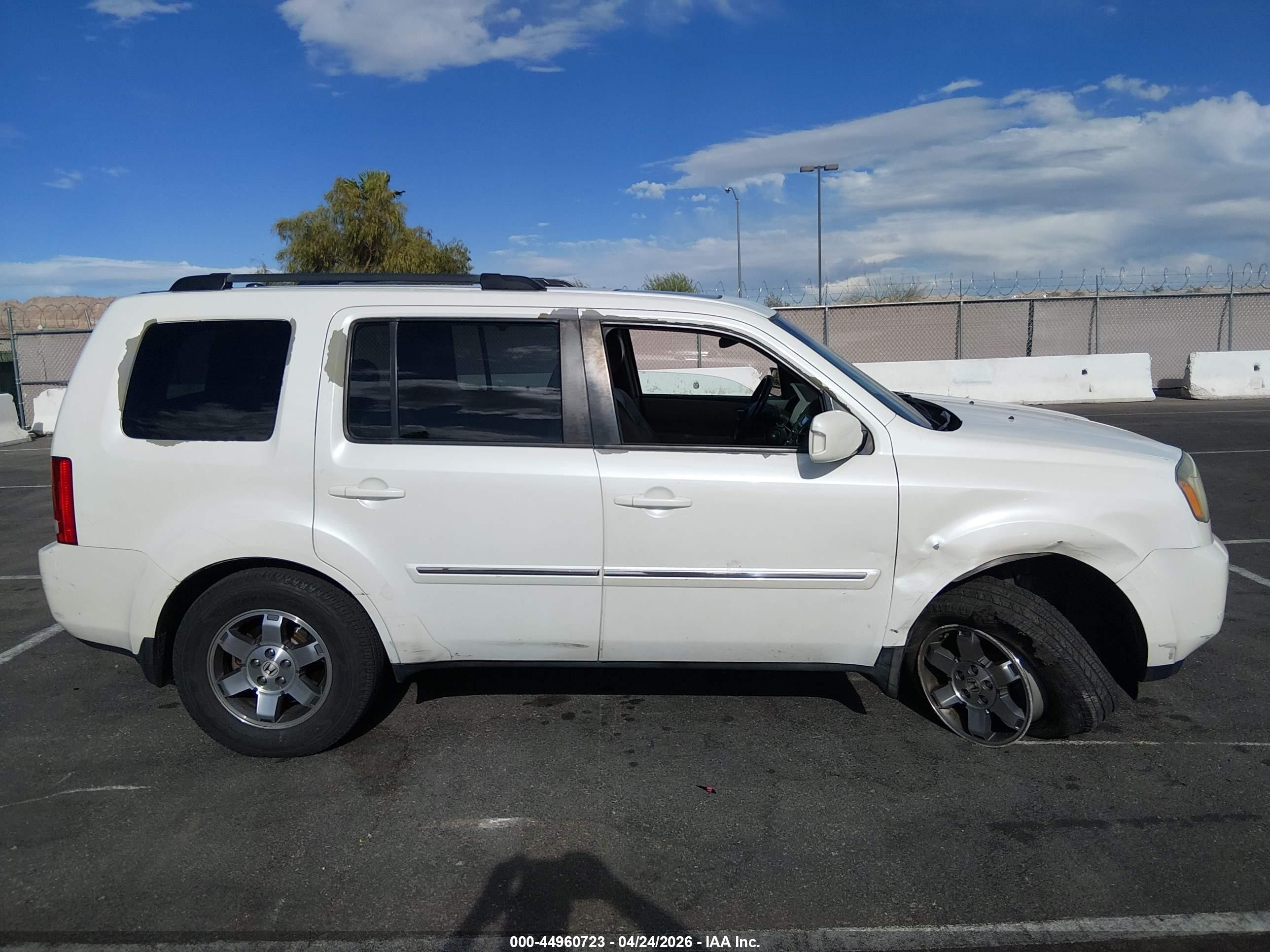 2011 Honda Pilot Touring White vin: 5FNYF4H95BB063417