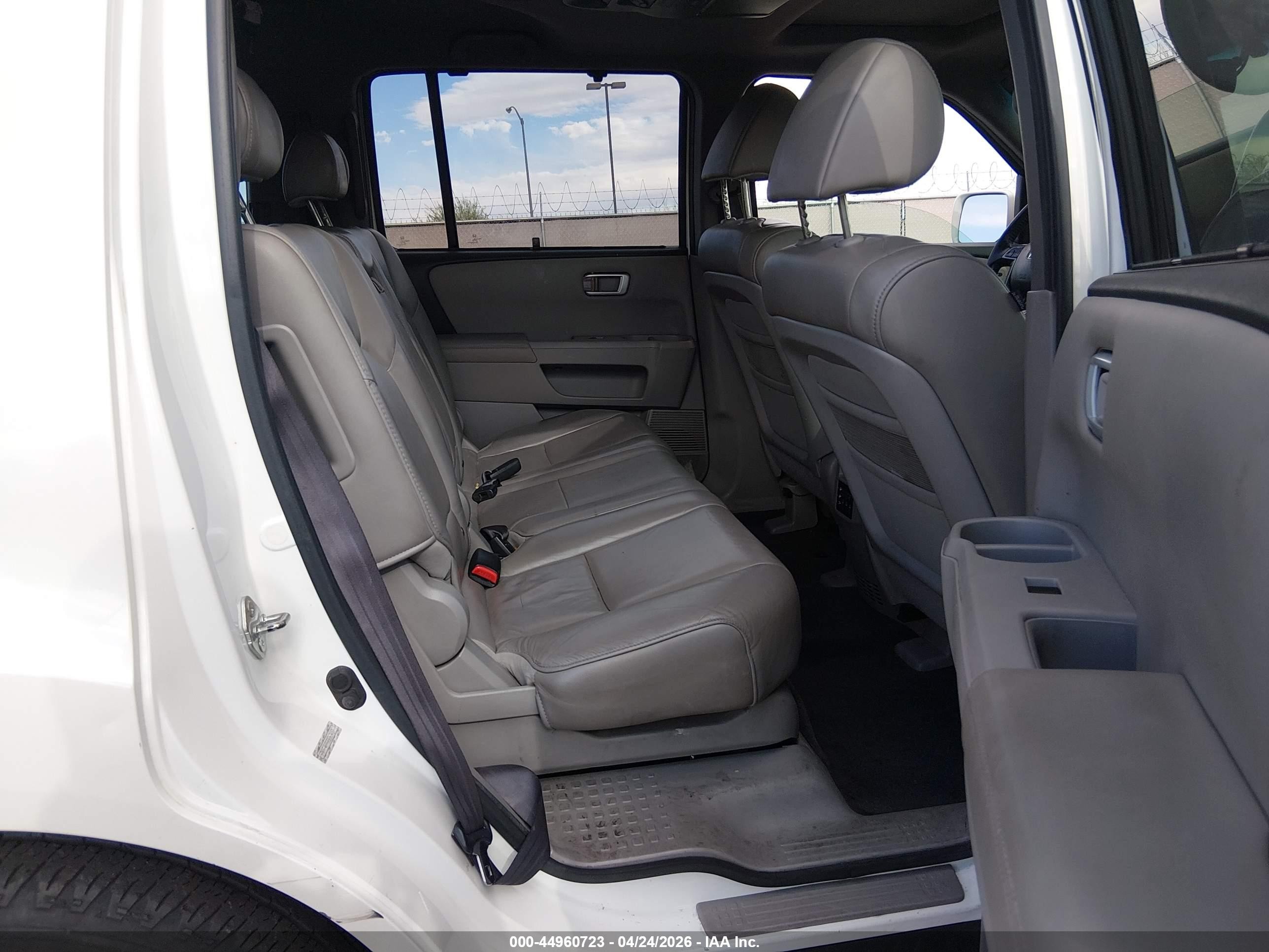 2011 Honda Pilot Touring White vin: 5FNYF4H95BB063417