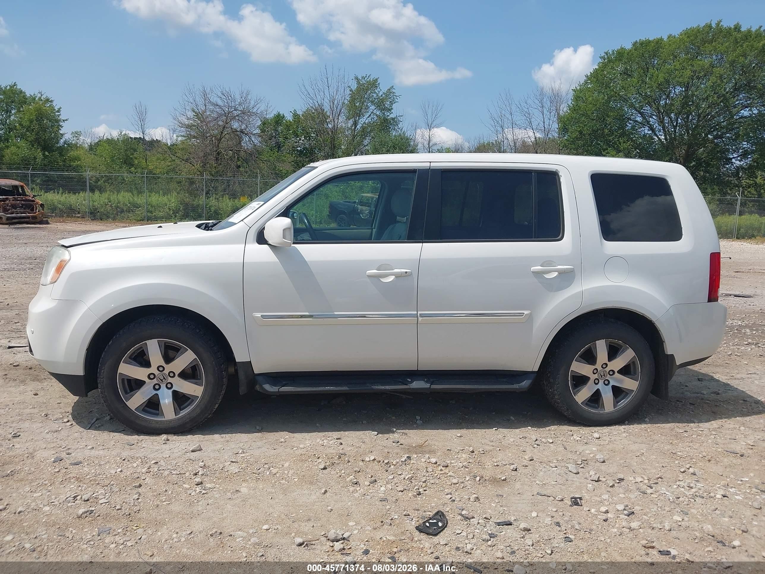 2013 Honda Pilot Touring White vin: 5FNYF4H95DB056048