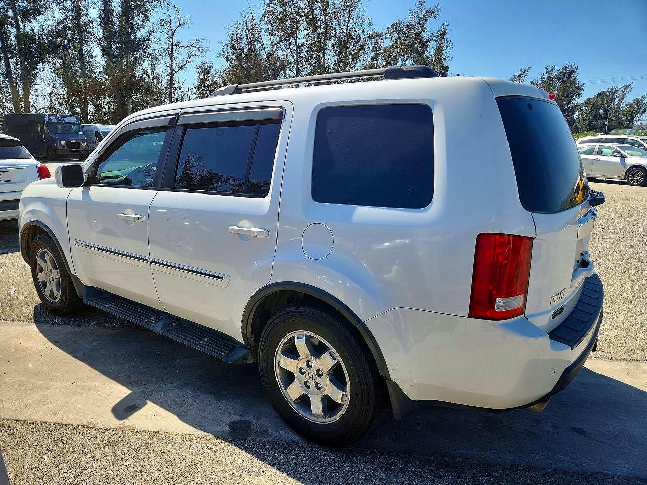 2011 Honda Pilot Touring White vin: 5FNYF4H96BB025291