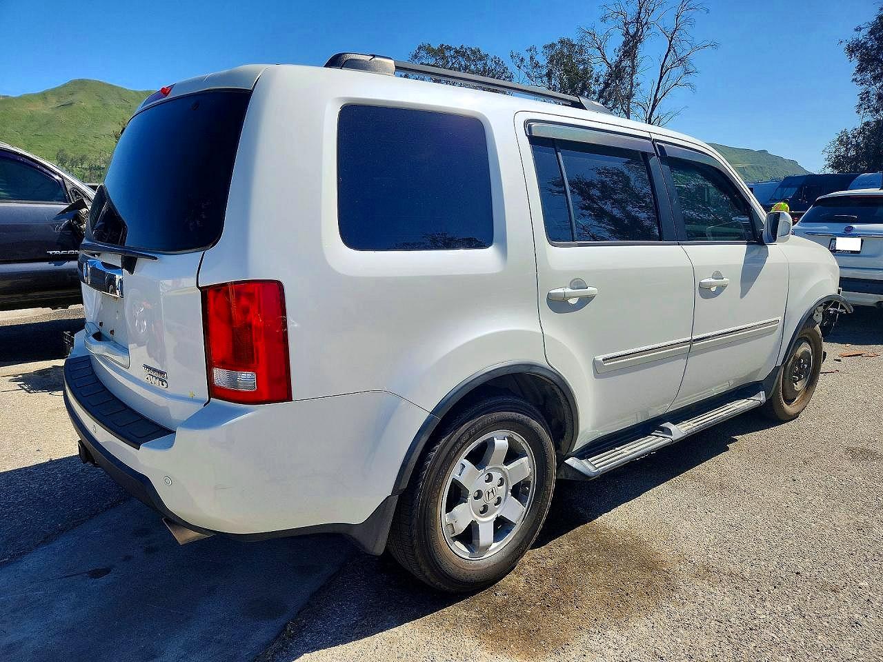 2011 Honda Pilot Touring White vin: 5FNYF4H96BB025291