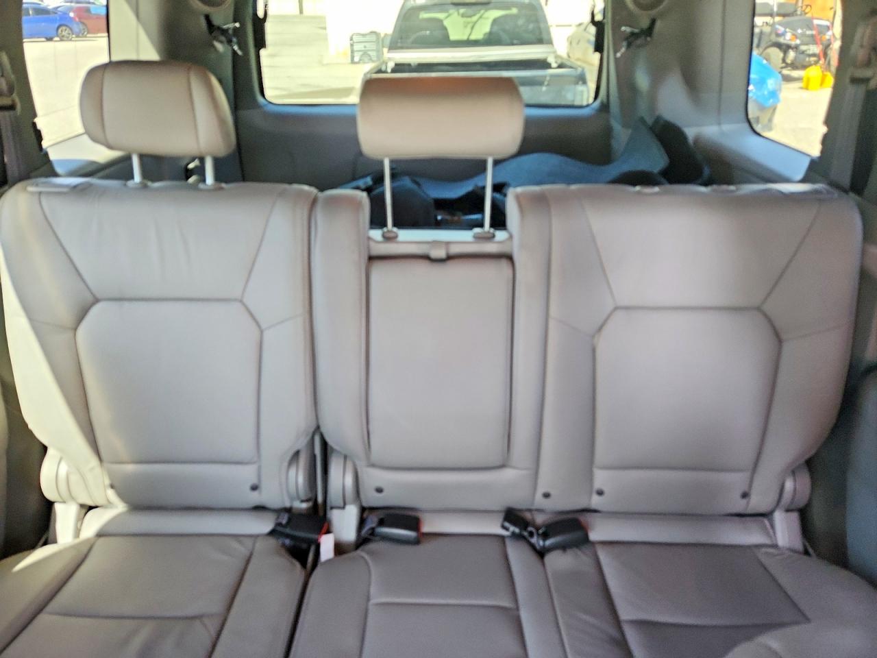 2011 Honda Pilot Touring White vin: 5FNYF4H96BB025291