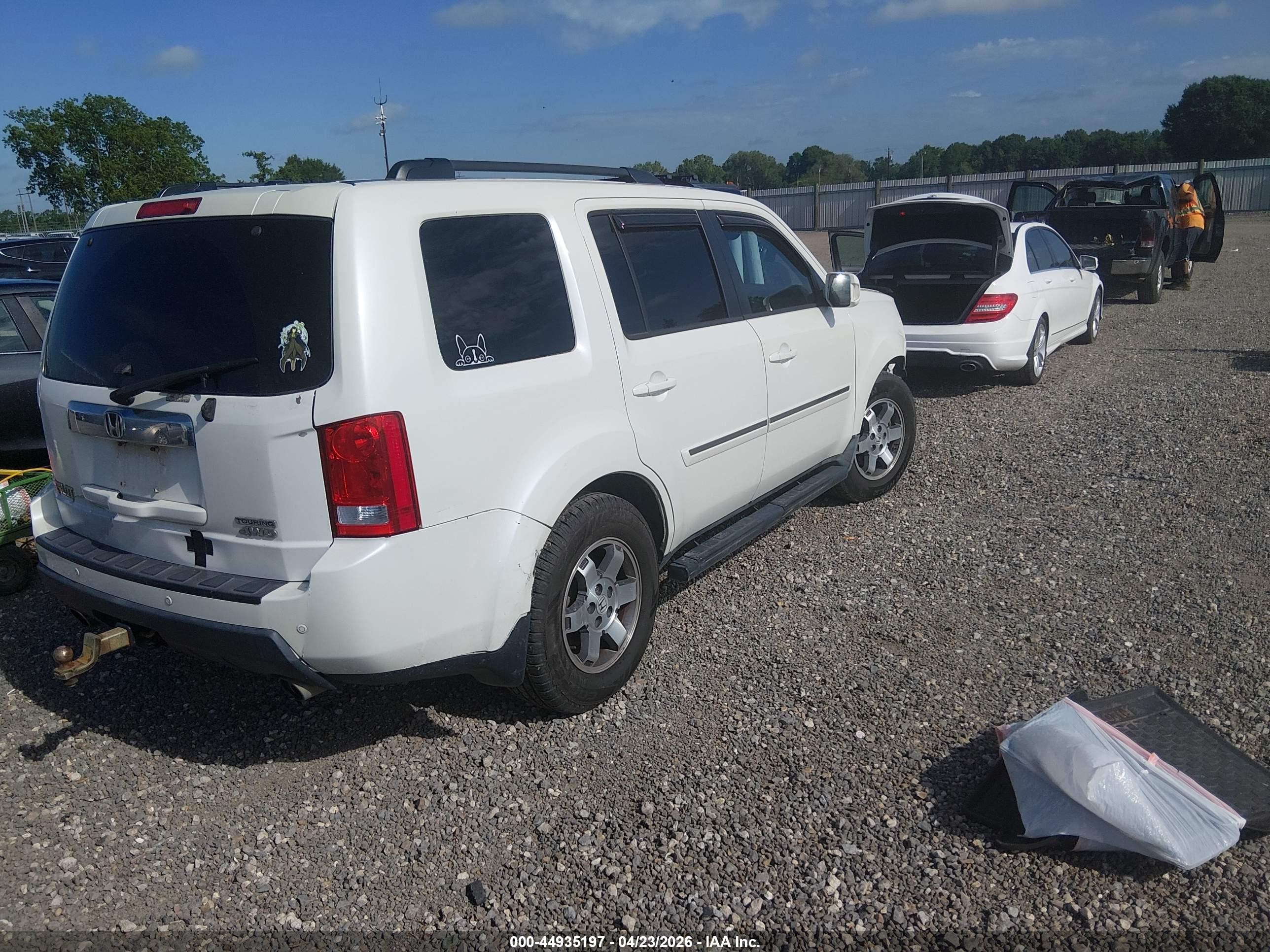 2011 Honda Pilot Touring White vin: 5FNYF4H96BB063412