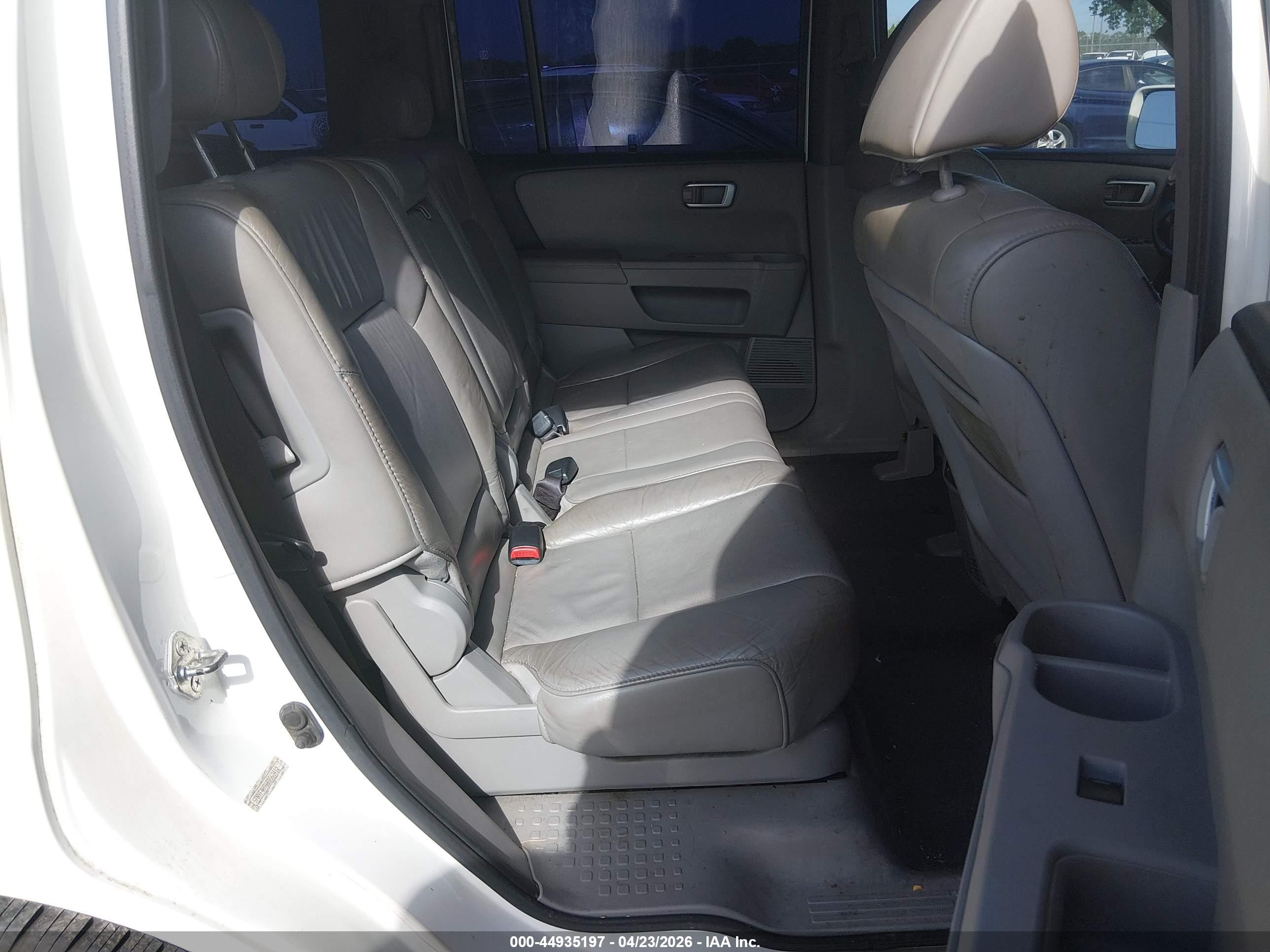 2011 Honda Pilot Touring White vin: 5FNYF4H96BB063412