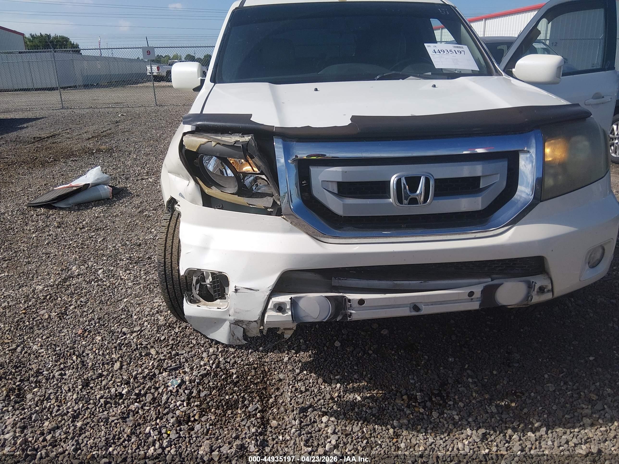 2011 Honda Pilot Touring White vin: 5FNYF4H96BB063412