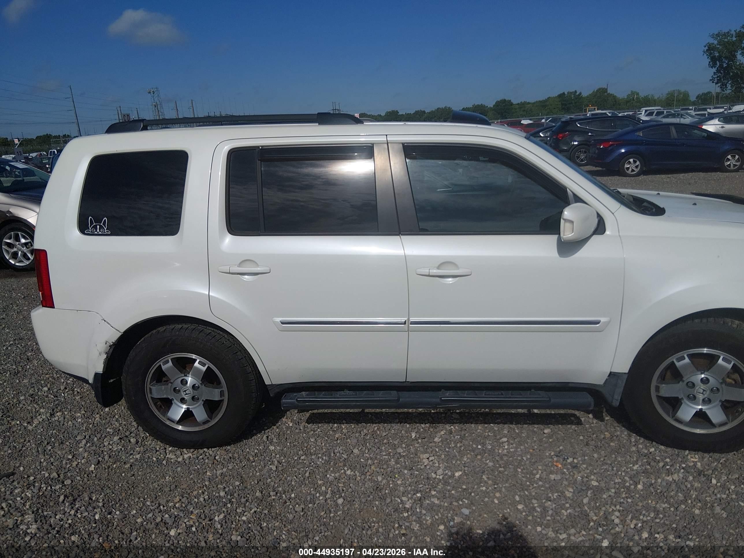 2011 Honda Pilot Touring White vin: 5FNYF4H96BB063412