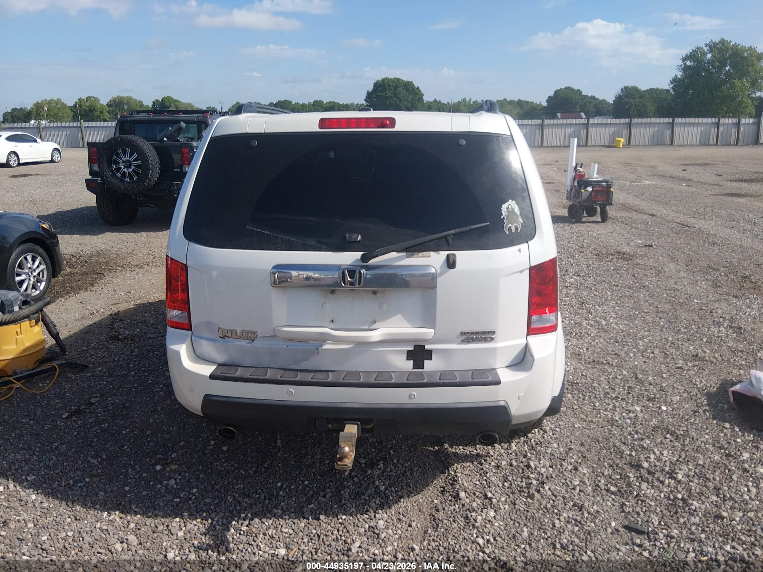 2011 Honda Pilot Touring White vin: 5FNYF4H96BB063412