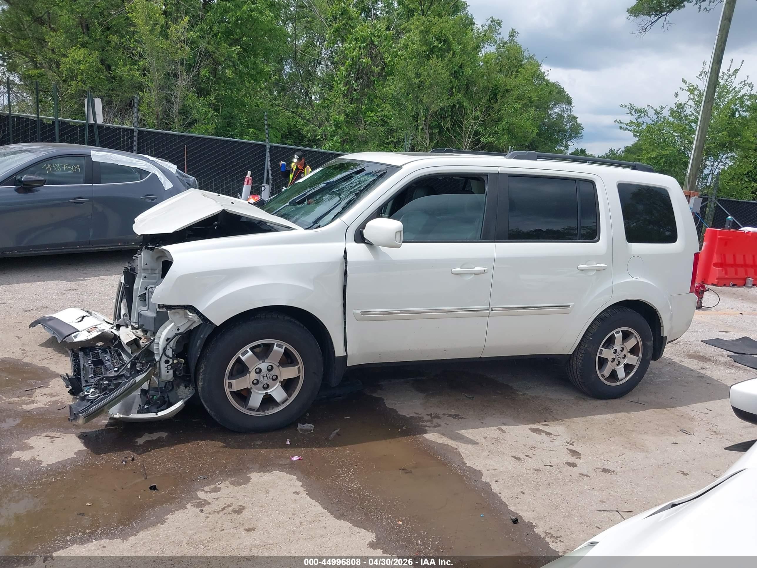 2011 Honda Pilot Touring White vin: 5FNYF4H96BB069288