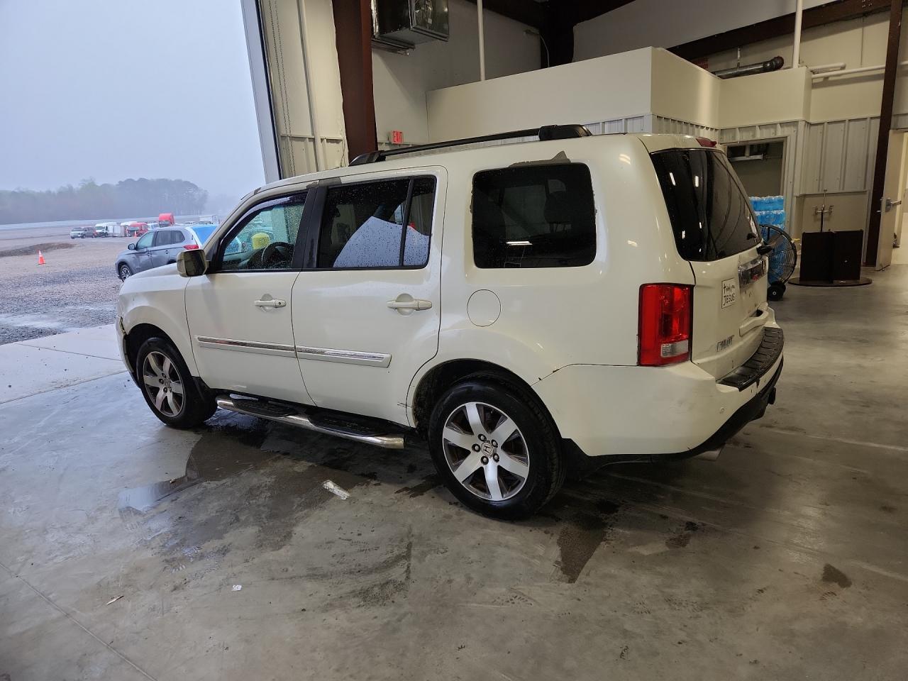 2013 Honda Pilot Touring White vin: 5FNYF4H96DB035824