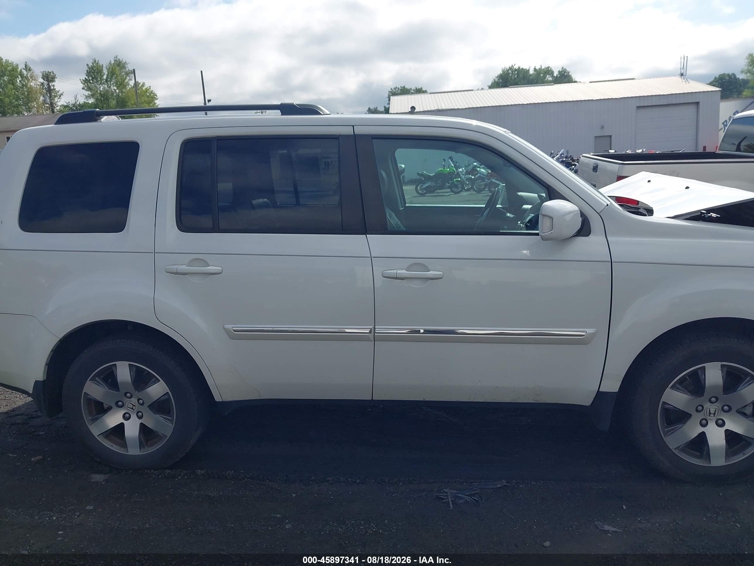 2015 Honda Pilot Touring White vin: 5FNYF4H96FB011719