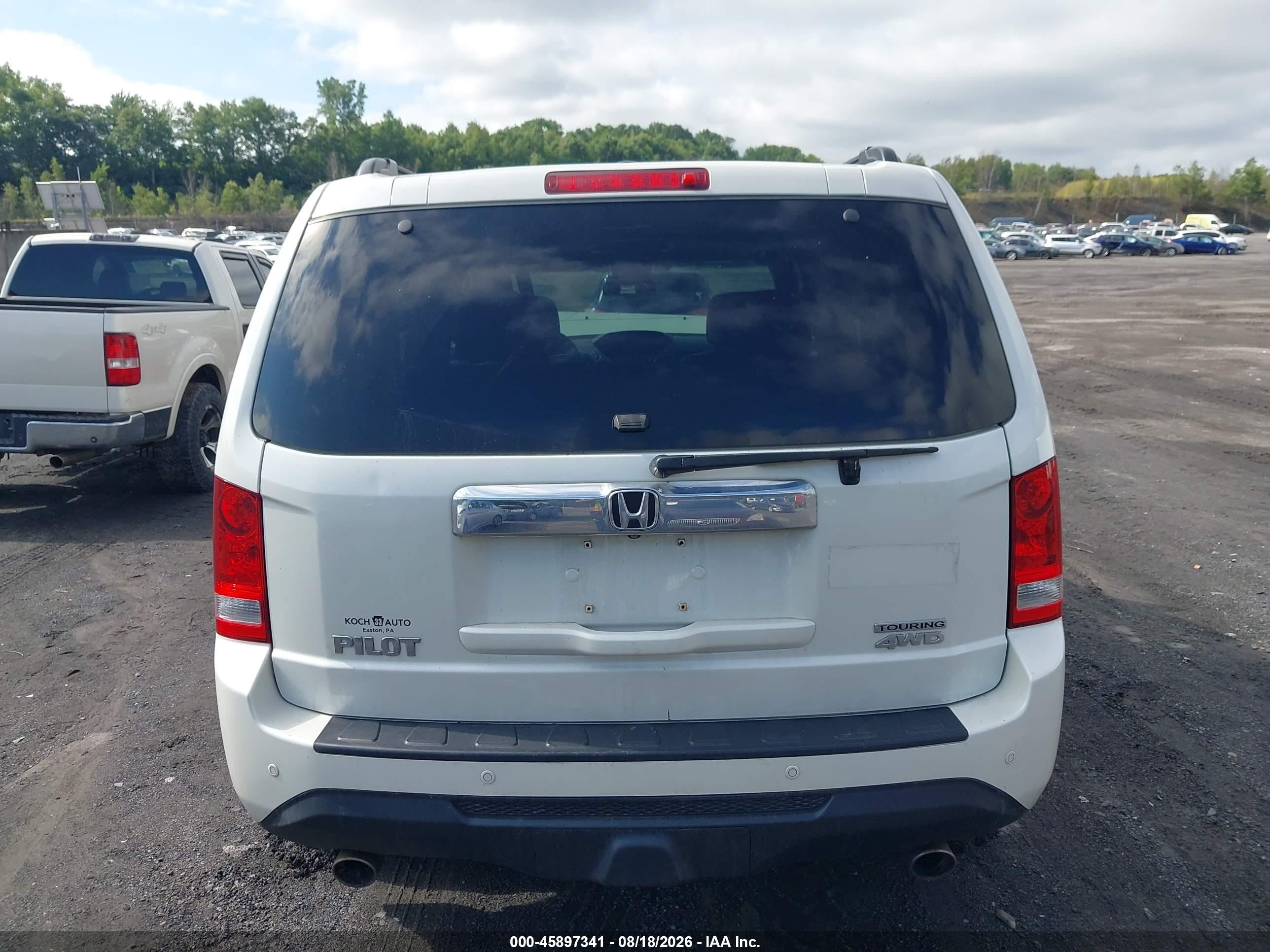 2015 Honda Pilot Touring White vin: 5FNYF4H96FB011719