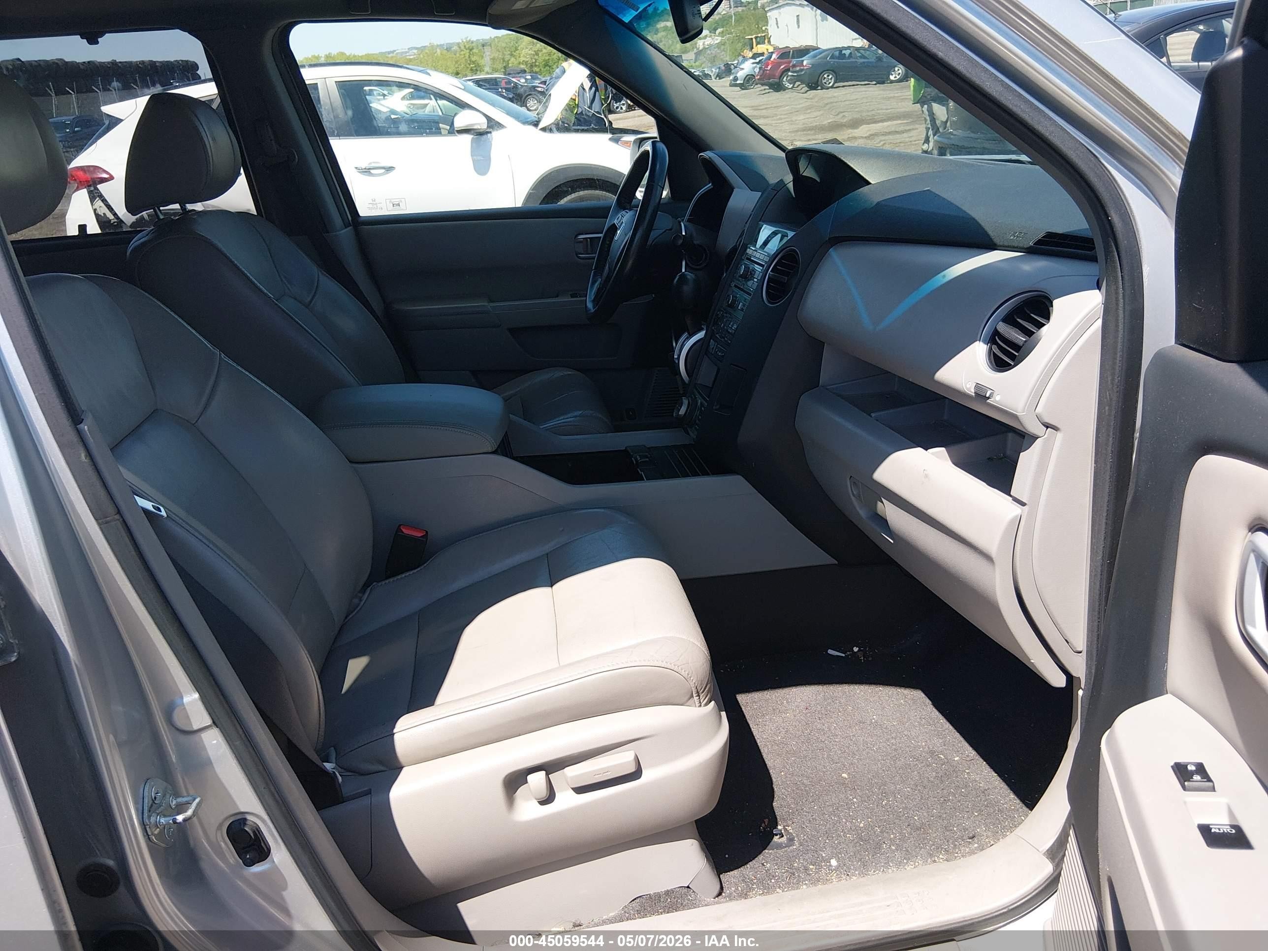 2011 Honda Pilot Touring Silver vin: 5FNYF4H97BB053164
