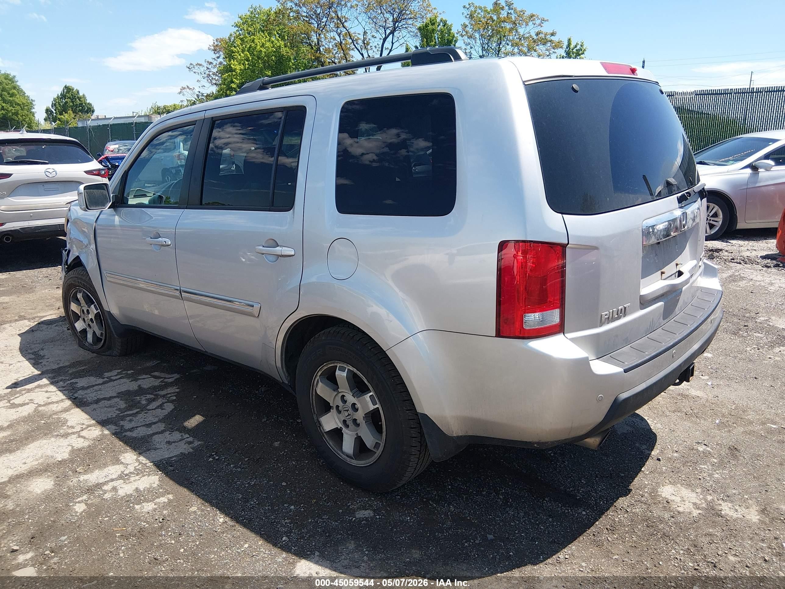 2011 Honda Pilot Touring Silver vin: 5FNYF4H97BB053164