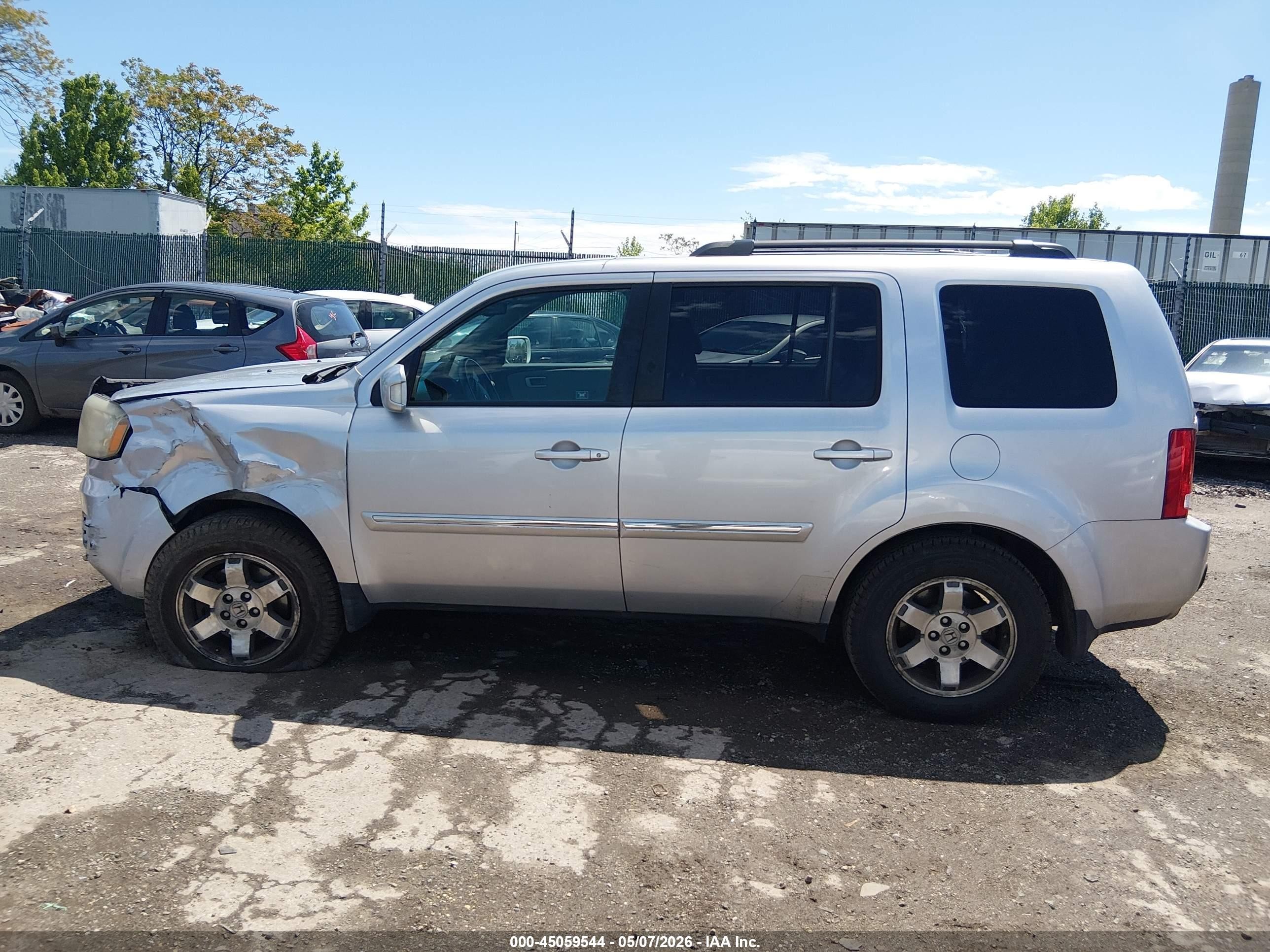 2011 Honda Pilot Touring Silver vin: 5FNYF4H97BB053164