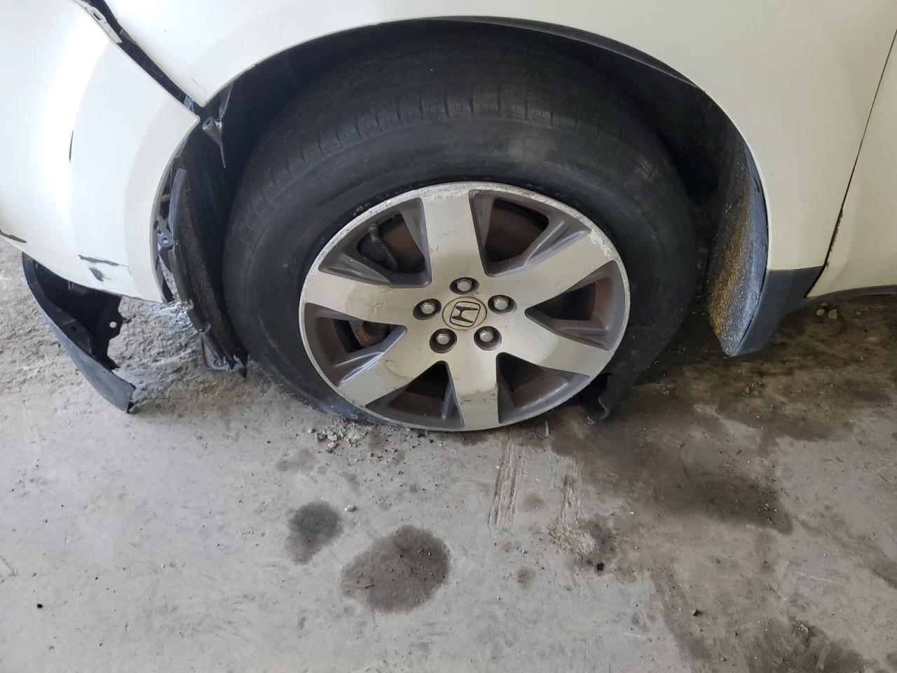 2014 Honda Pilot Touring White vin: 5FNYF4H97EB033405 Damage: Left Front Wheel, Curb Rash, > 12 Inches