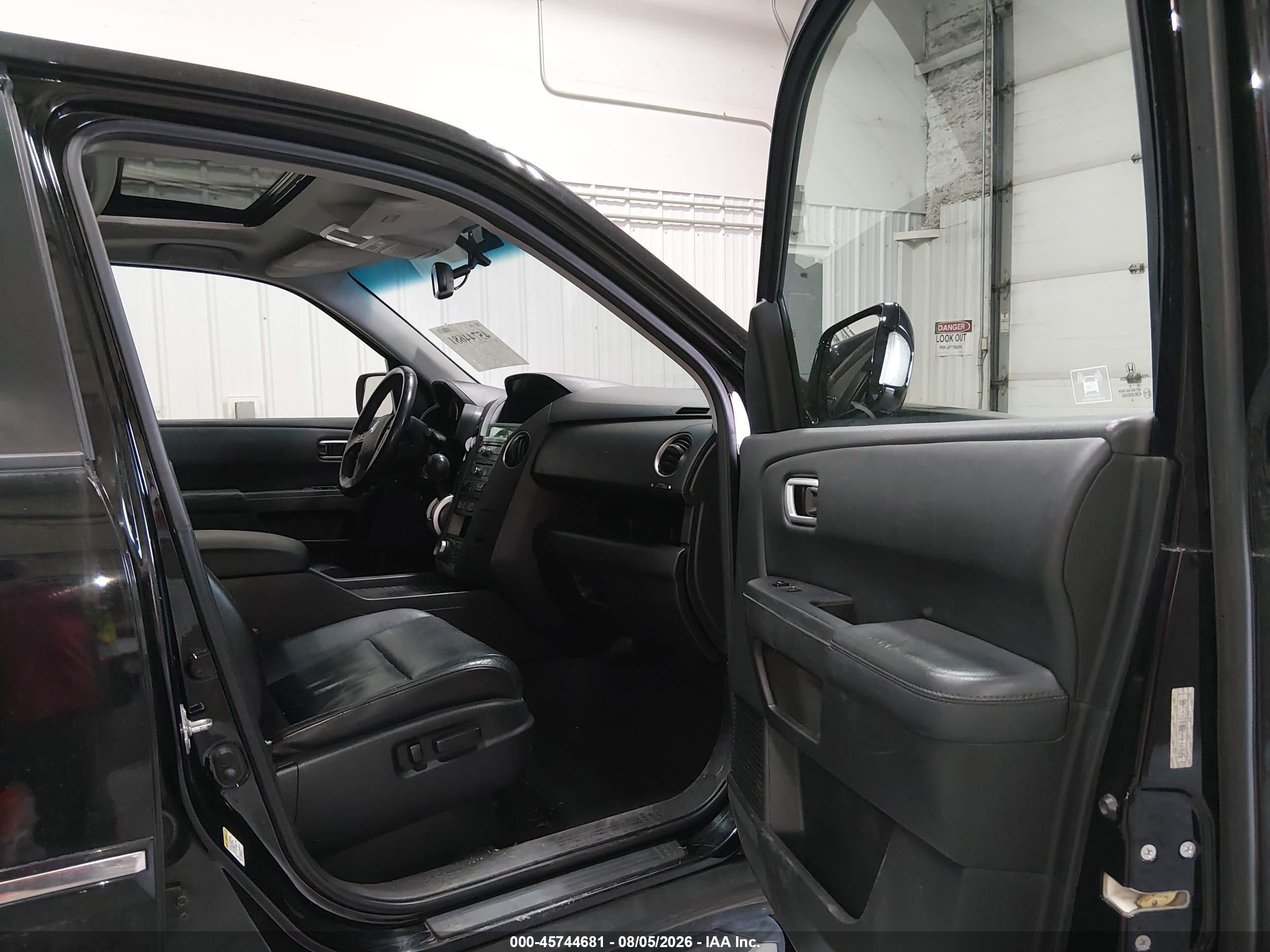 2011 Honda Pilot Touring Black vin: 5FNYF4H98BB016348