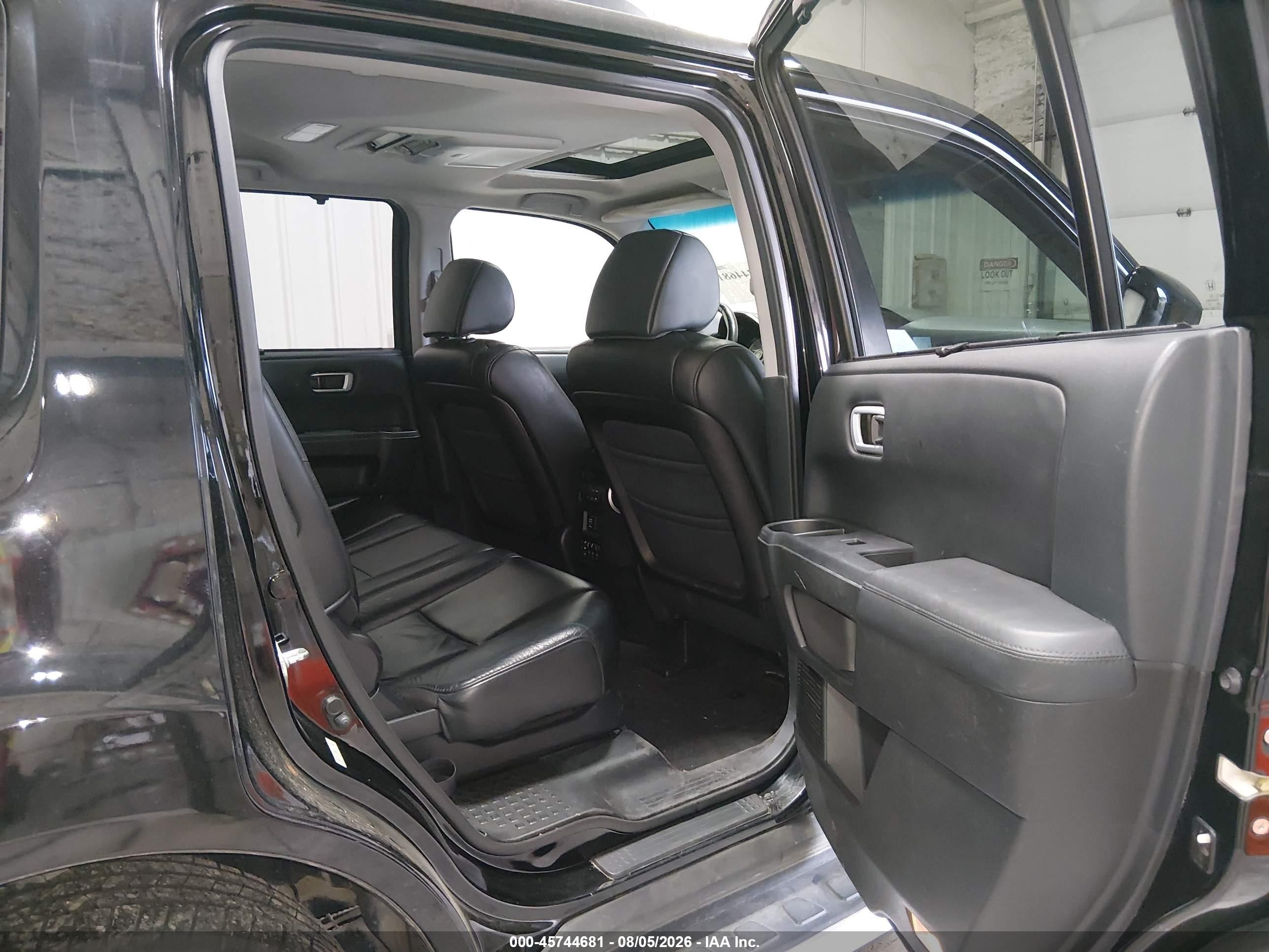 2011 Honda Pilot Touring Black vin: 5FNYF4H98BB016348