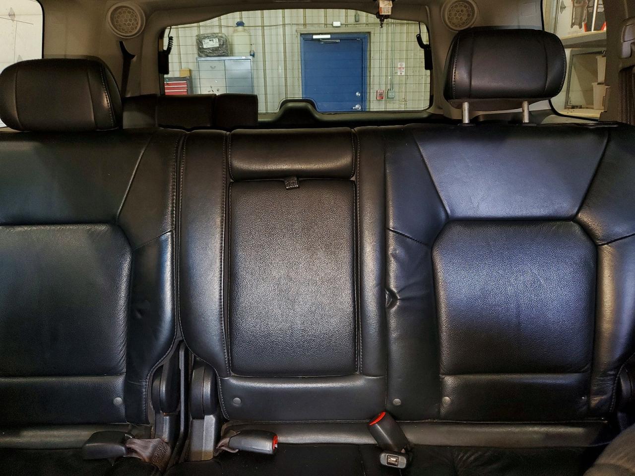 2011 Honda Pilot Touring Black vin: 5FNYF4H98BB028192