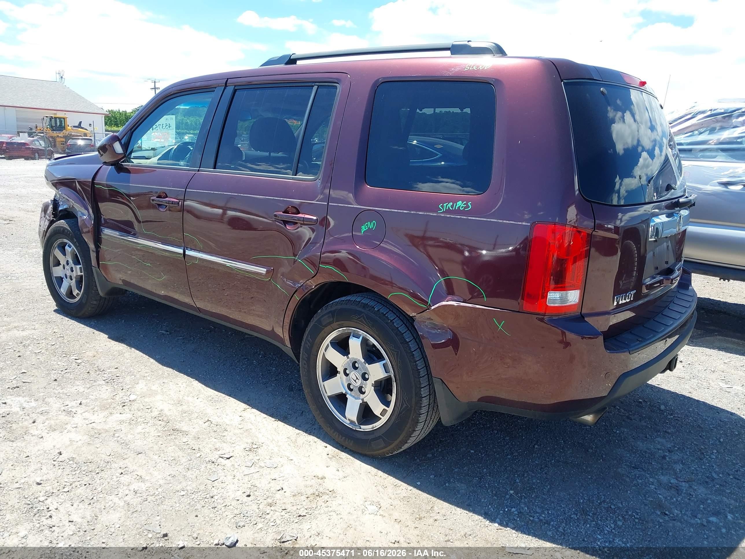 2011 Honda Pilot Touring Burgundy vin: 5FNYF4H98BB030783
