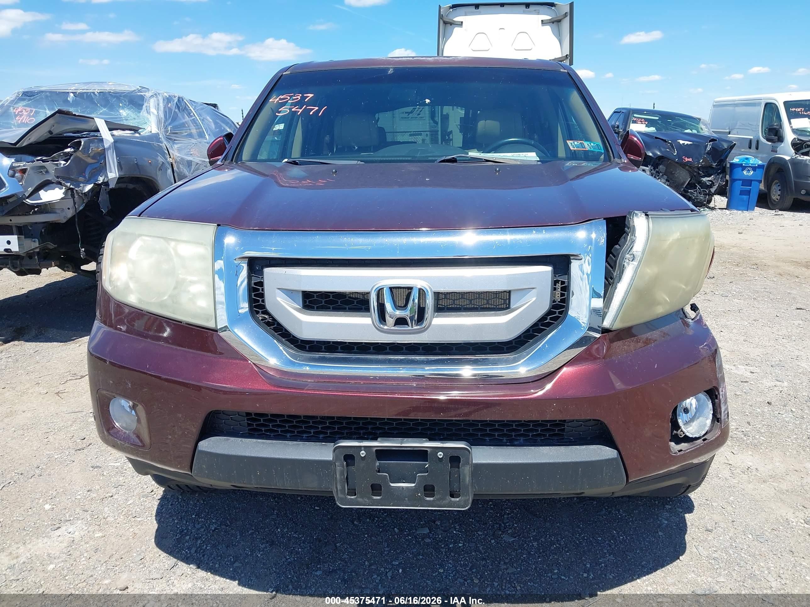 2011 Honda Pilot Touring Burgundy vin: 5FNYF4H98BB030783