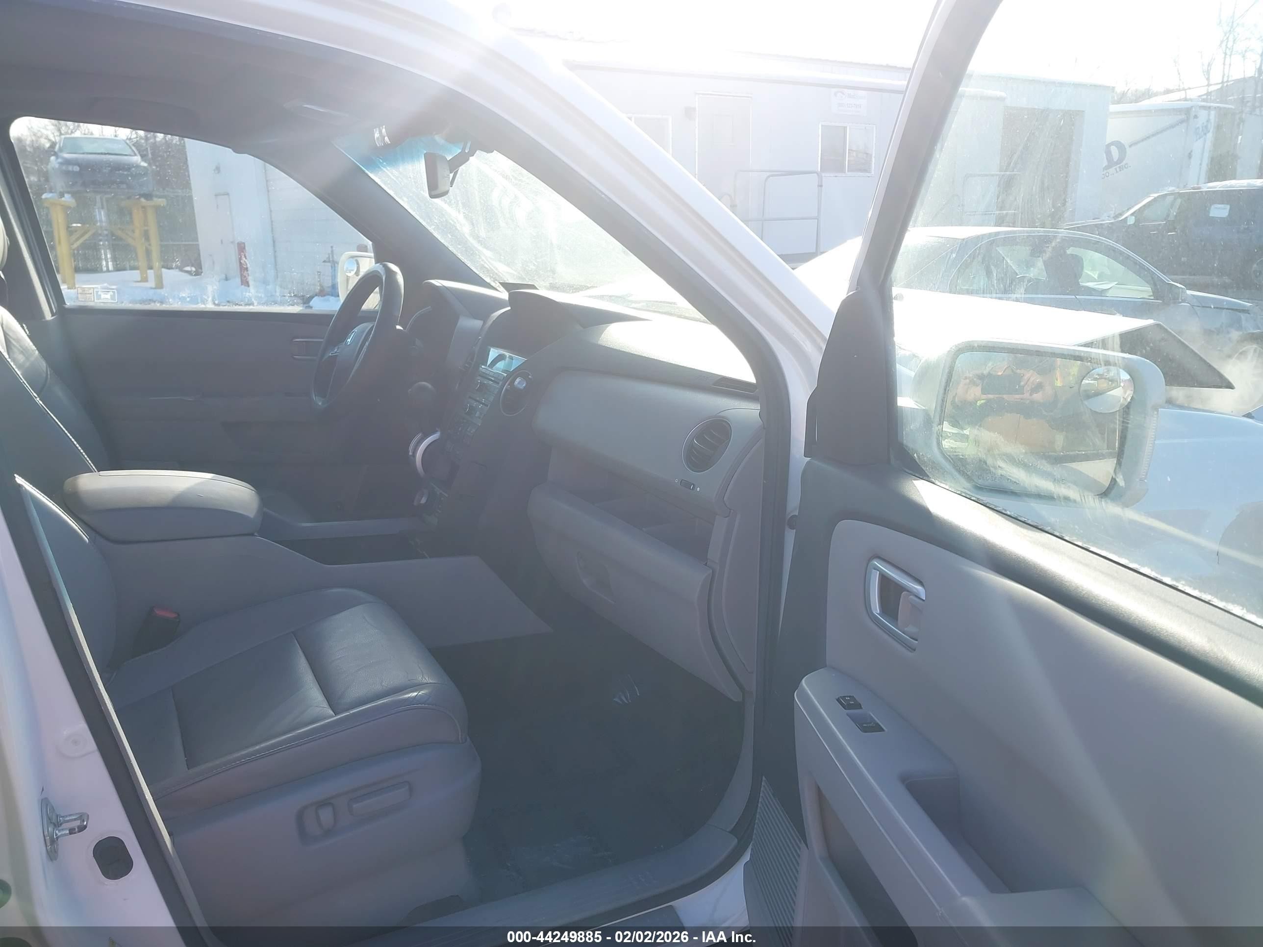 2011 Honda Pilot Touring White vin: 5FNYF4H98BB096878