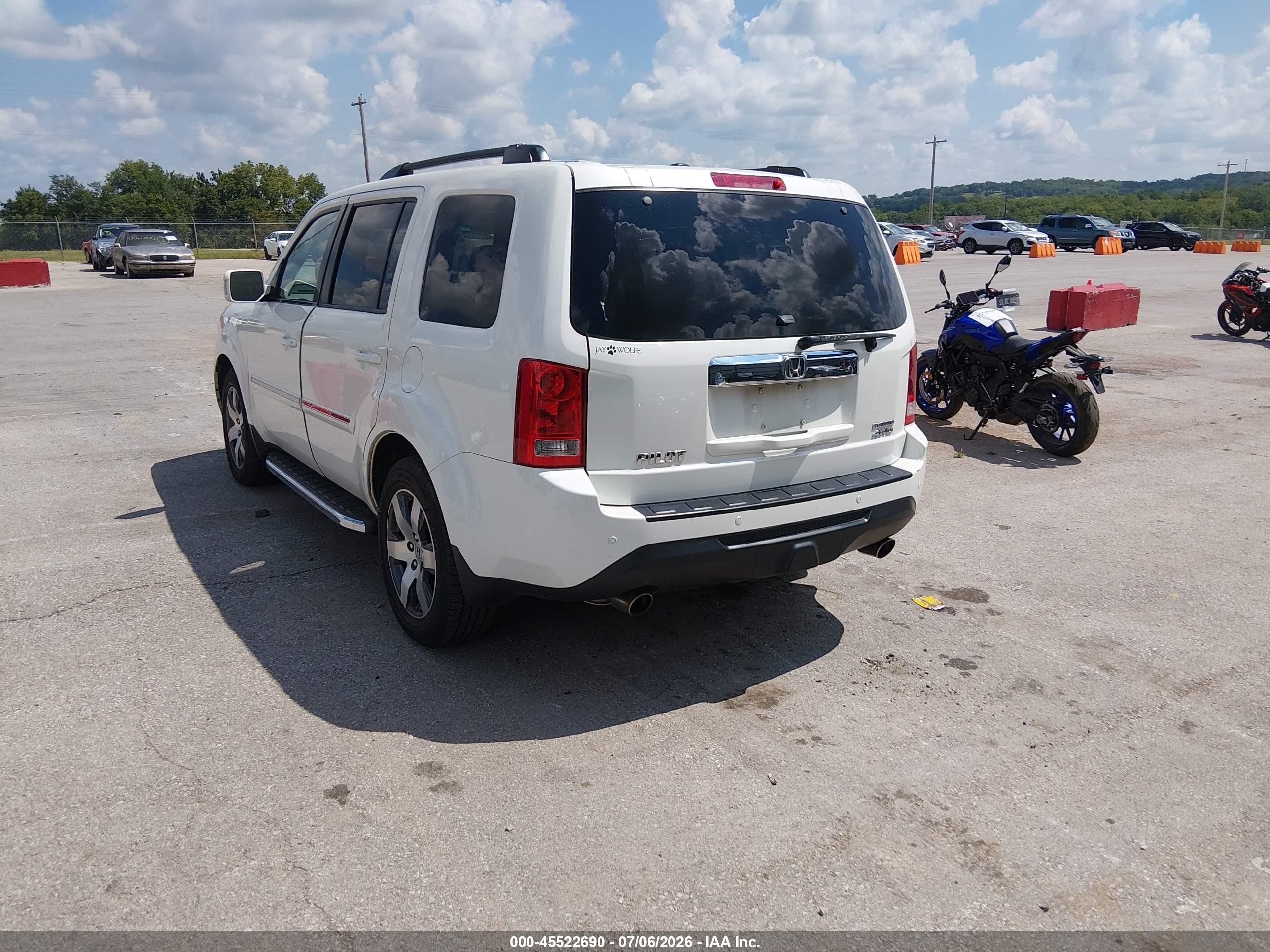 2015 Honda Pilot Touring White vin: 5FNYF4H98FB034872
