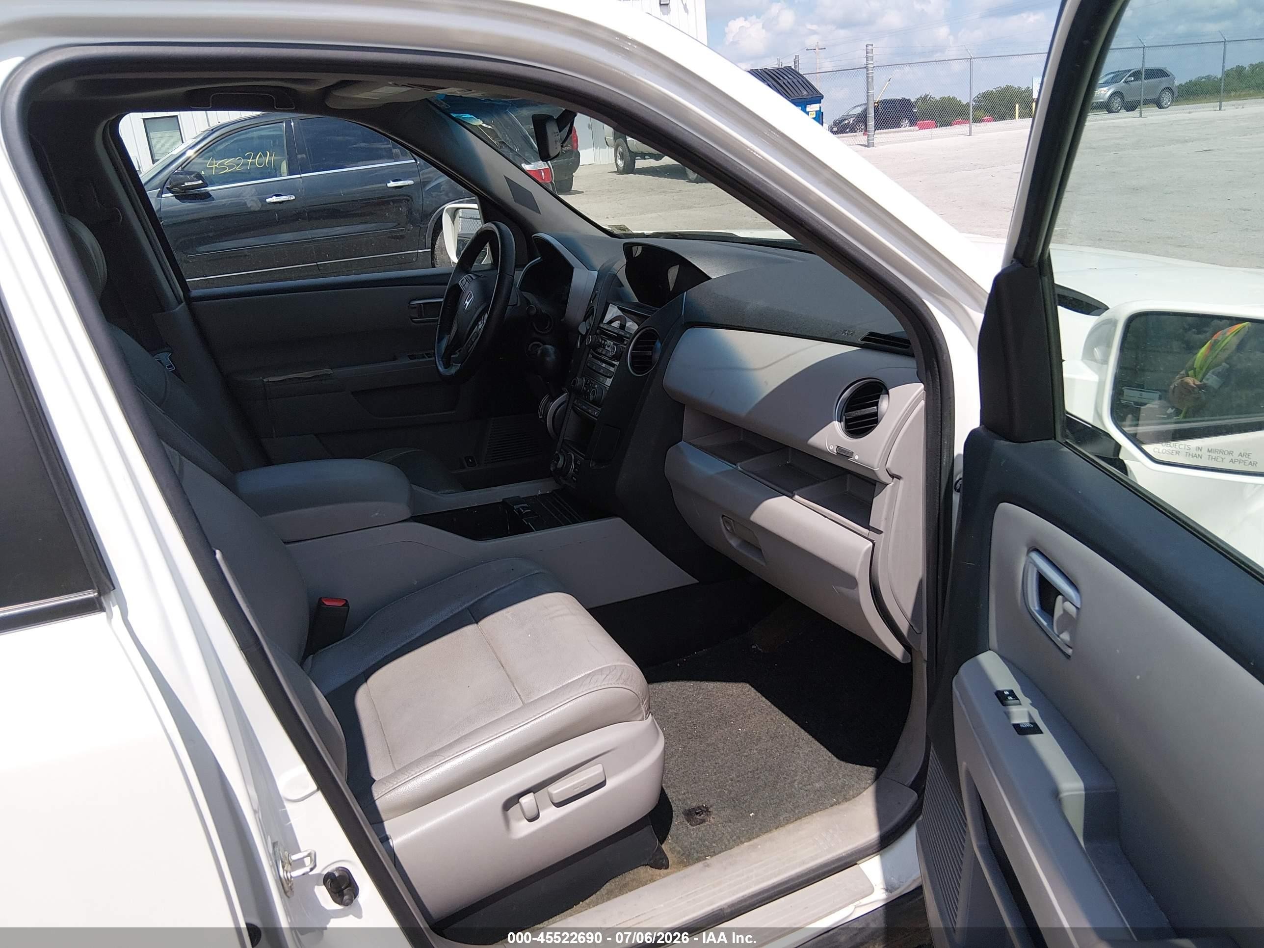 2015 Honda Pilot Touring White vin: 5FNYF4H98FB034872