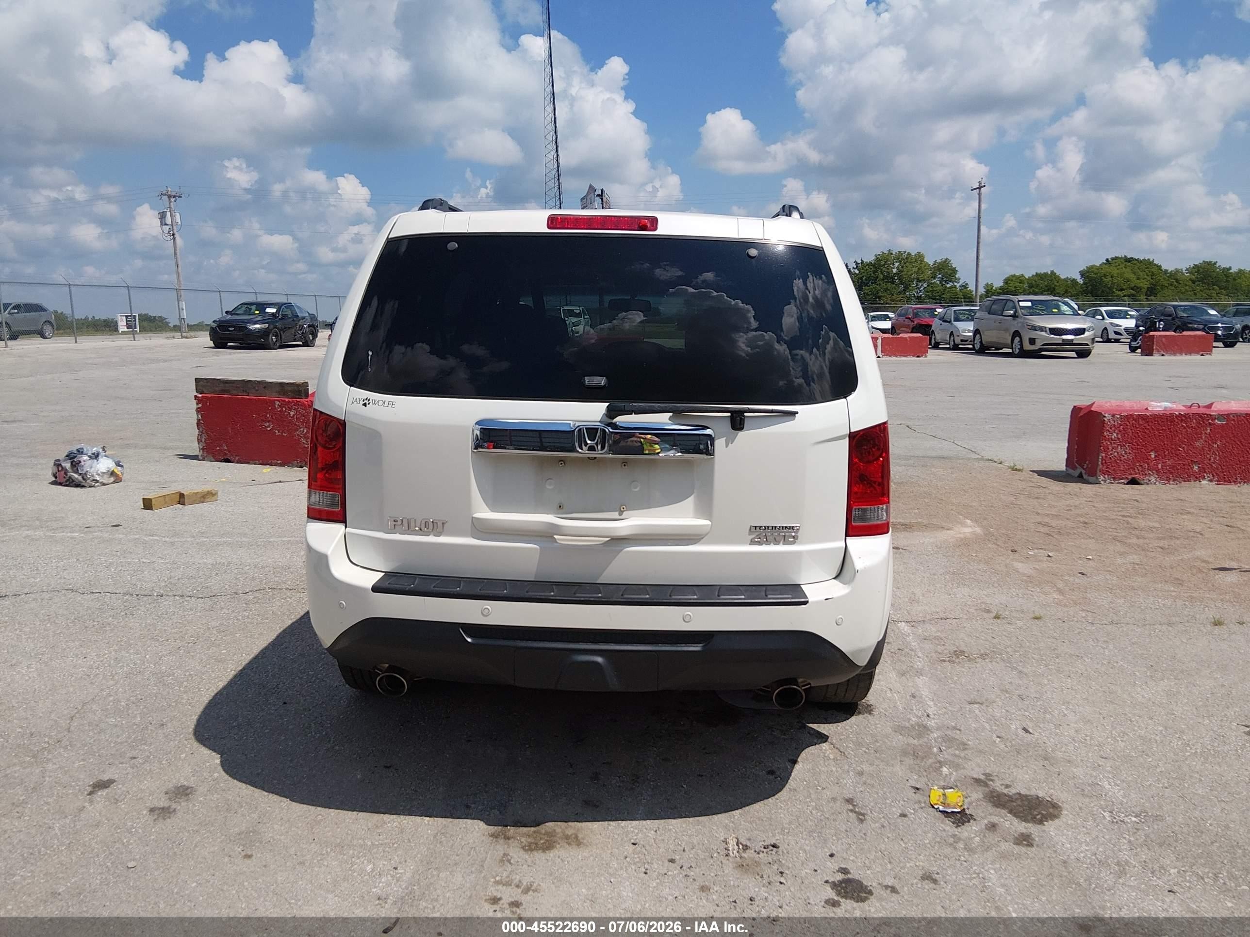 2015 Honda Pilot Touring White vin: 5FNYF4H98FB034872