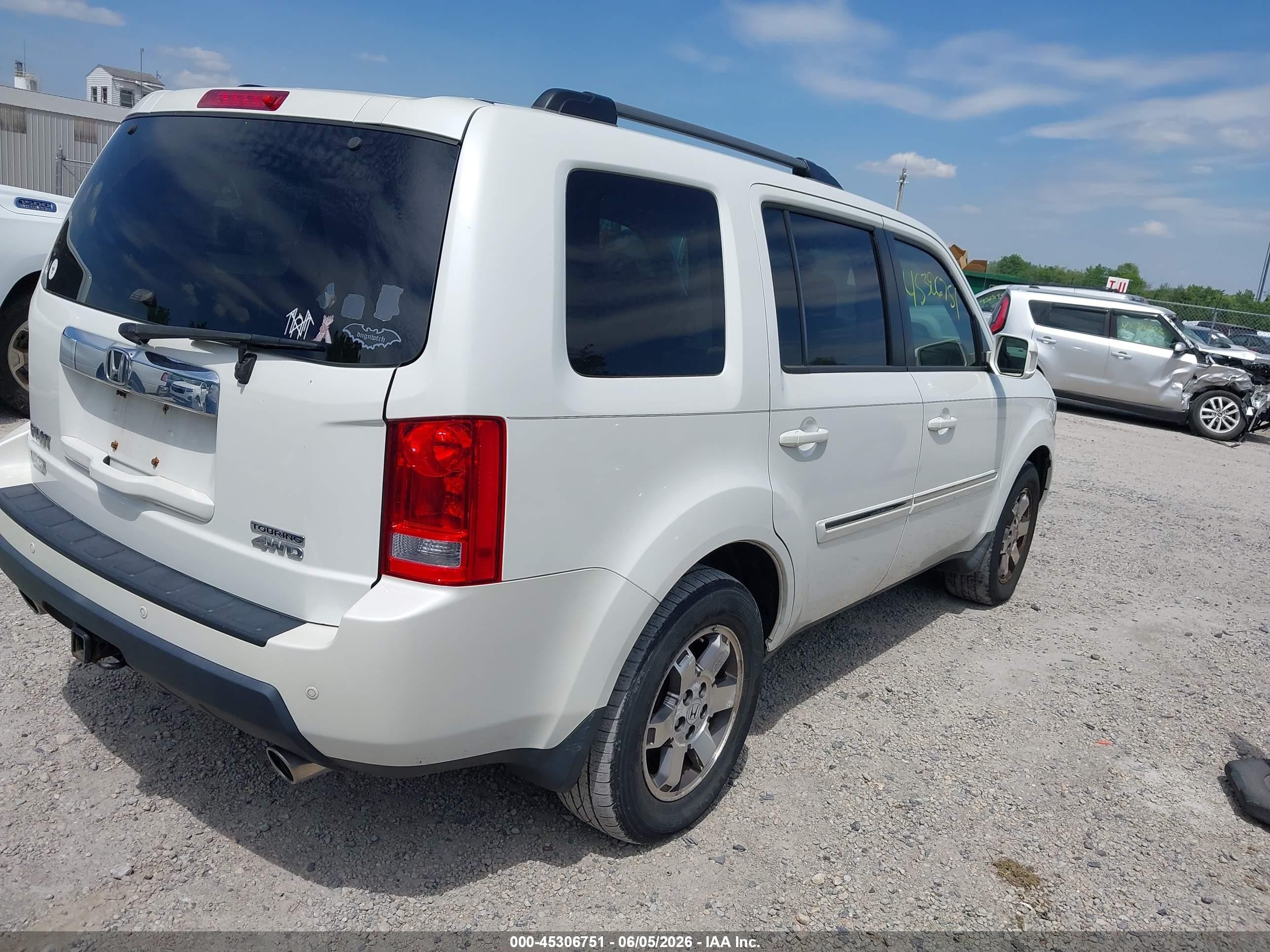 2011 Honda Pilot Touring White vin: 5FNYF4H99BB006301