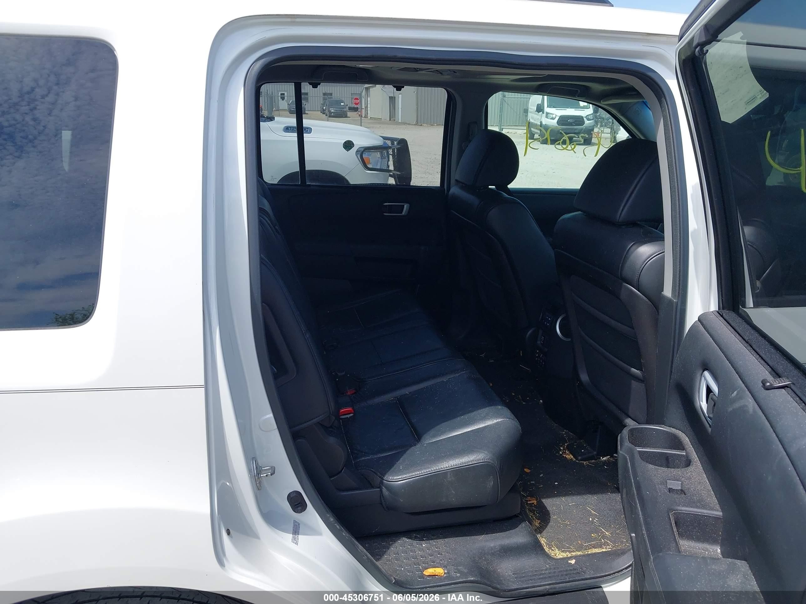 2011 Honda Pilot Touring White vin: 5FNYF4H99BB006301