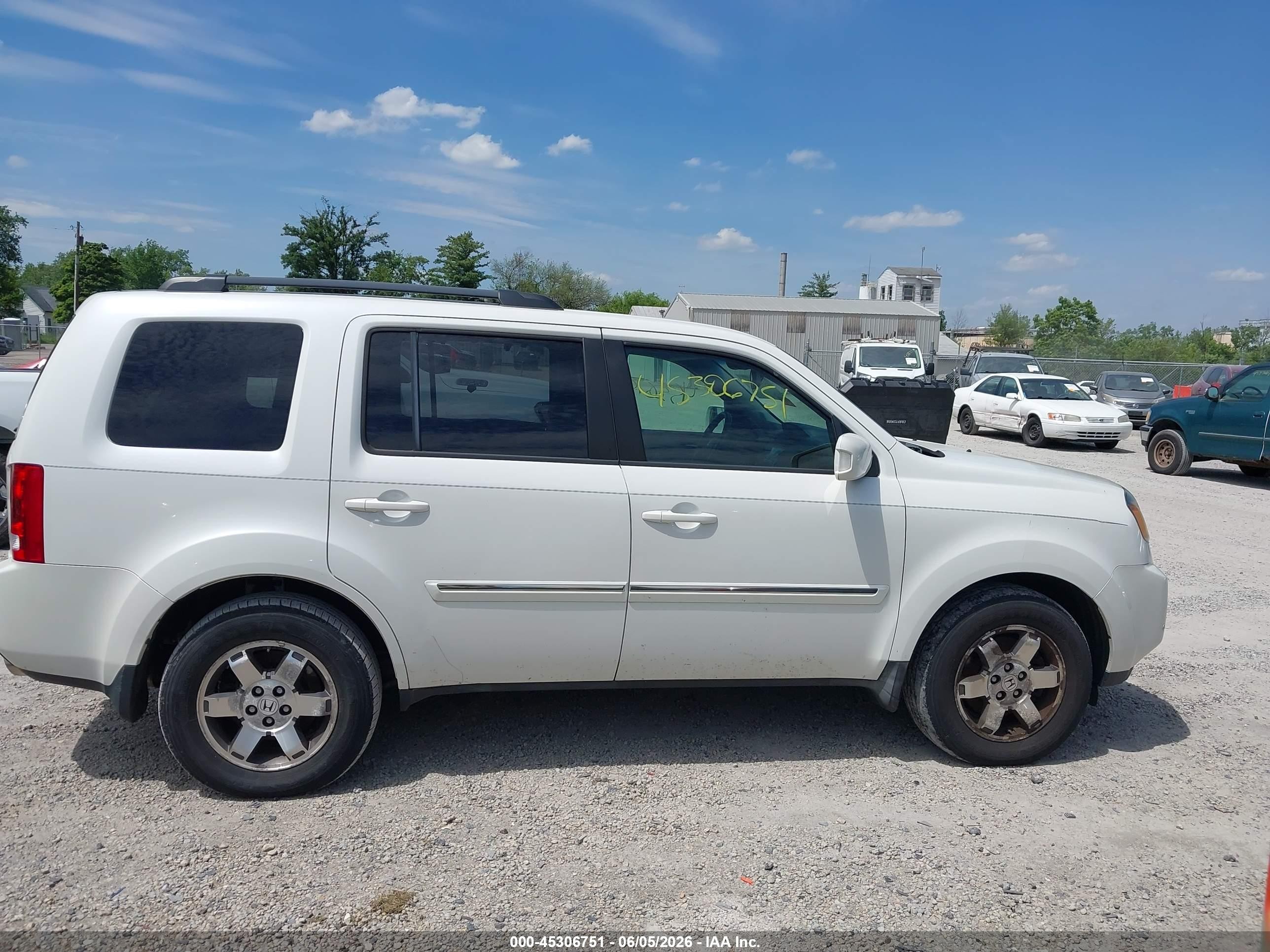 2011 Honda Pilot Touring White vin: 5FNYF4H99BB006301