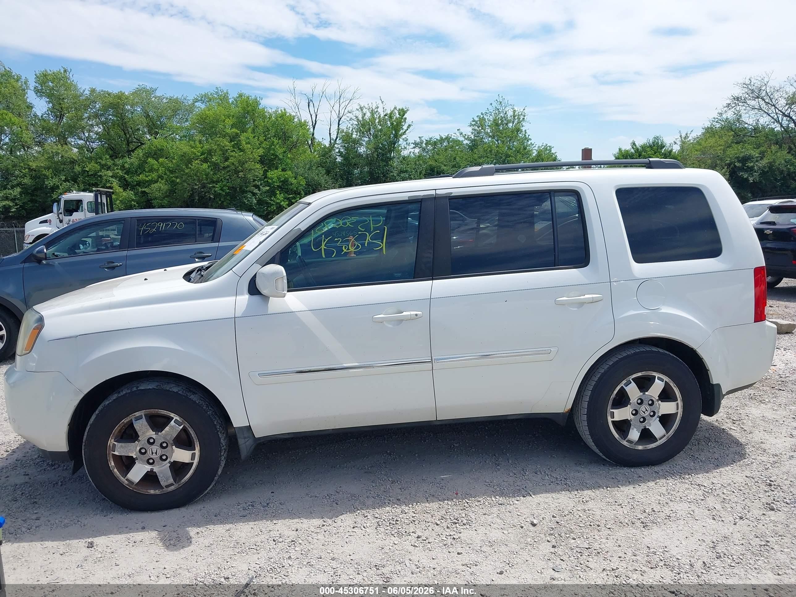 2011 Honda Pilot Touring White vin: 5FNYF4H99BB006301