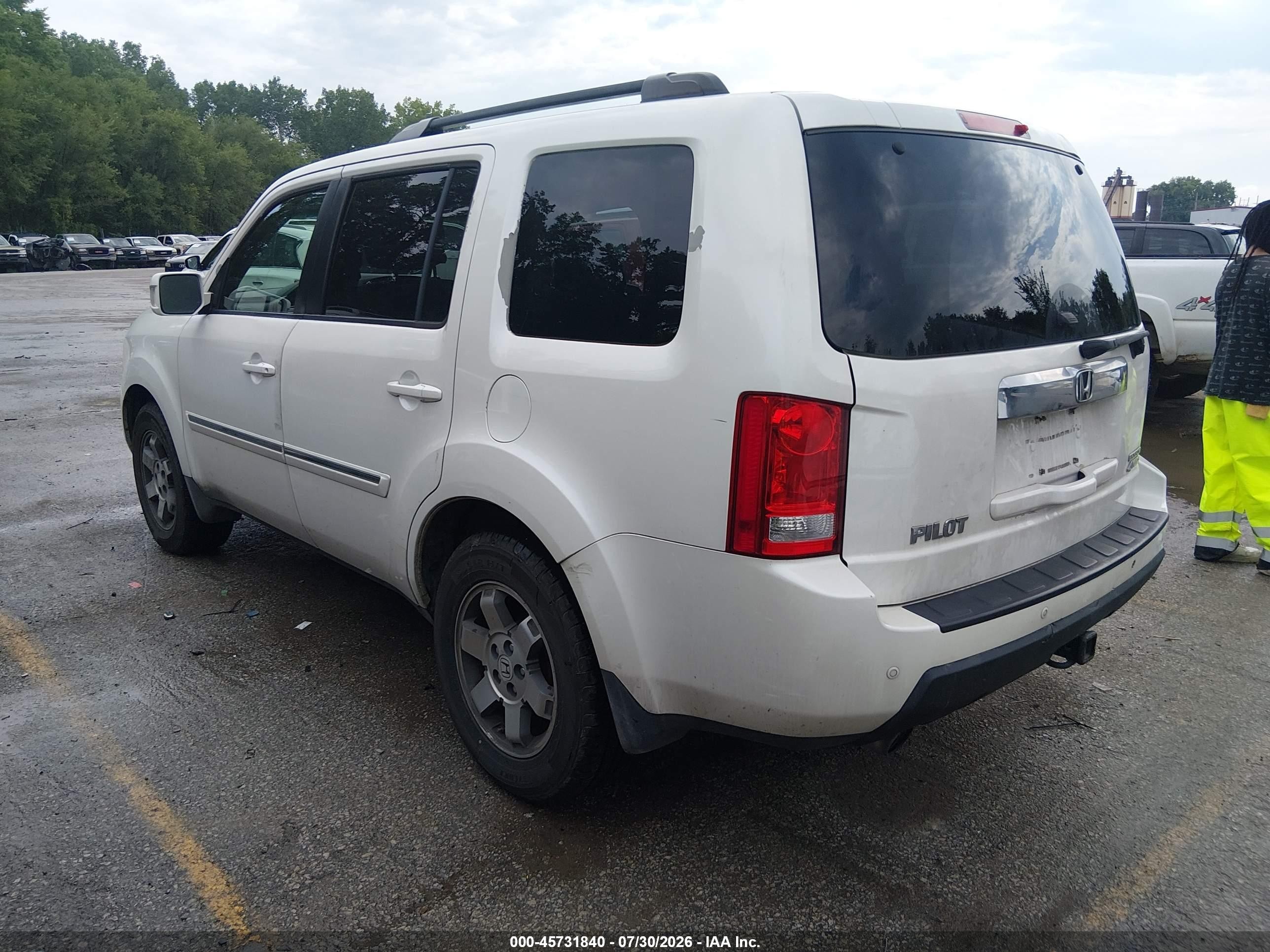 2011 Honda Pilot Touring White vin: 5FNYF4H9XBB038013