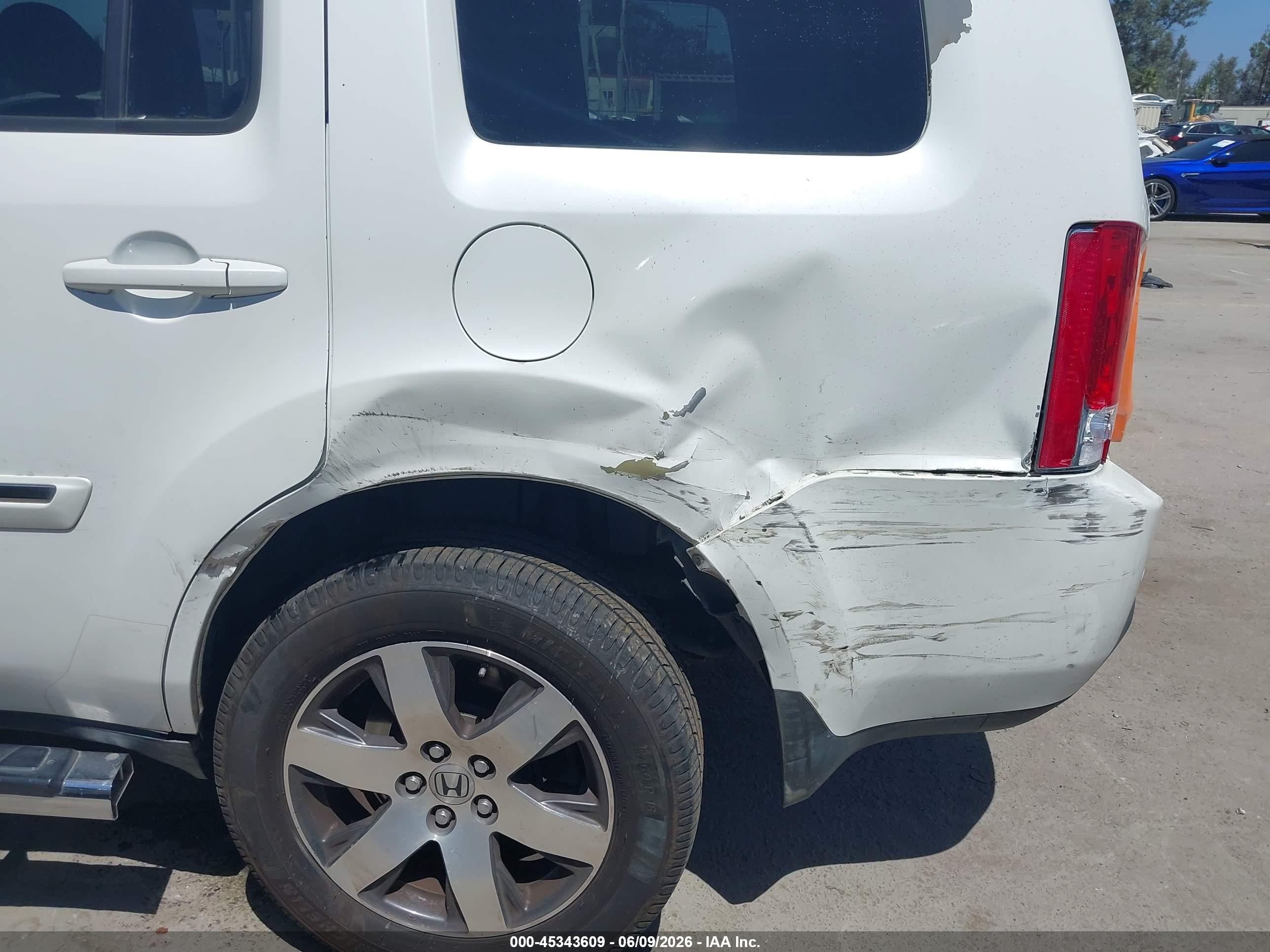2013 Honda Pilot Touring White vin: 5FNYF4H9XDB027631