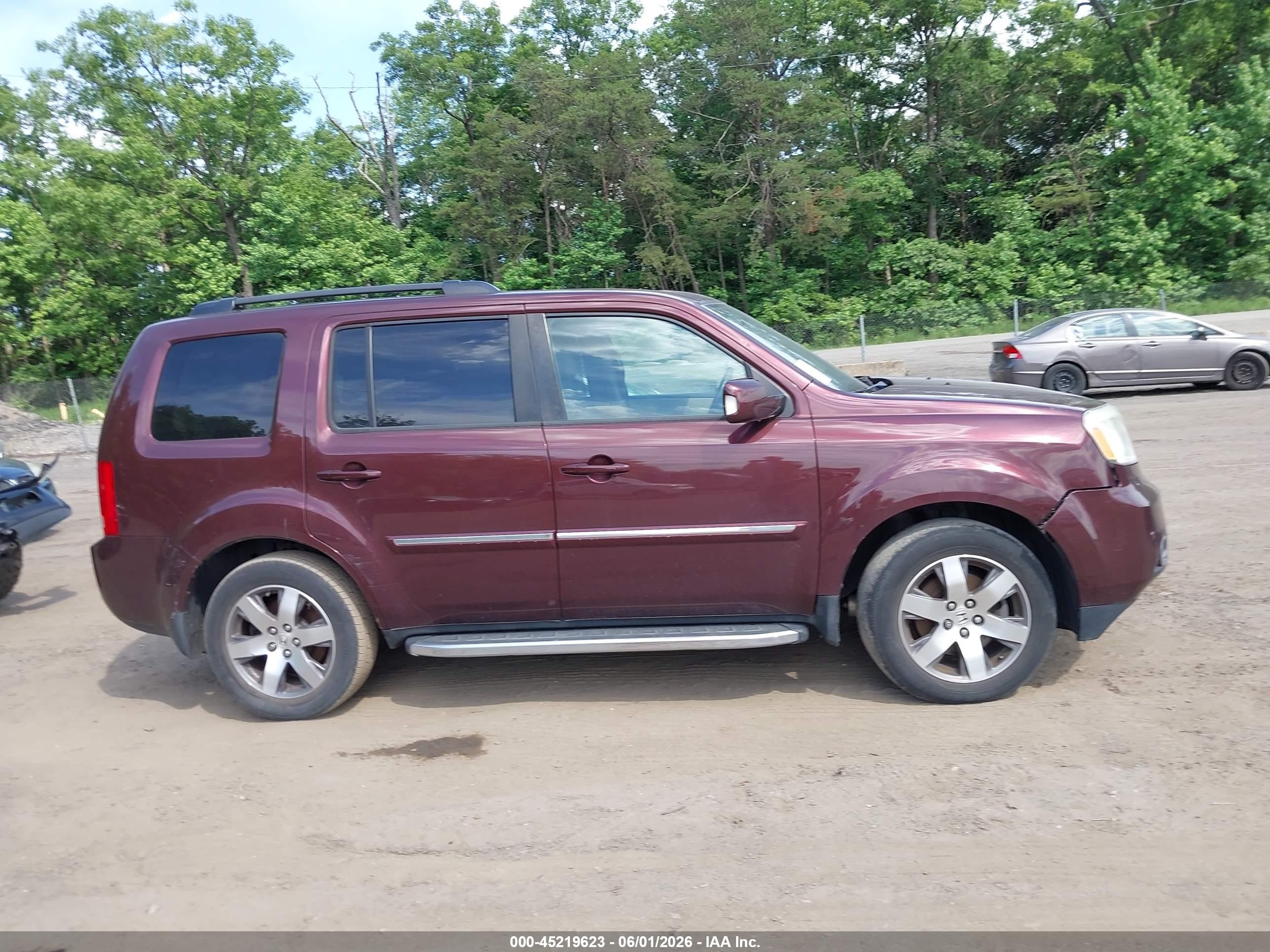 2013 Honda Pilot Touring Burgundy vin: 5FNYF4H9XDB041741