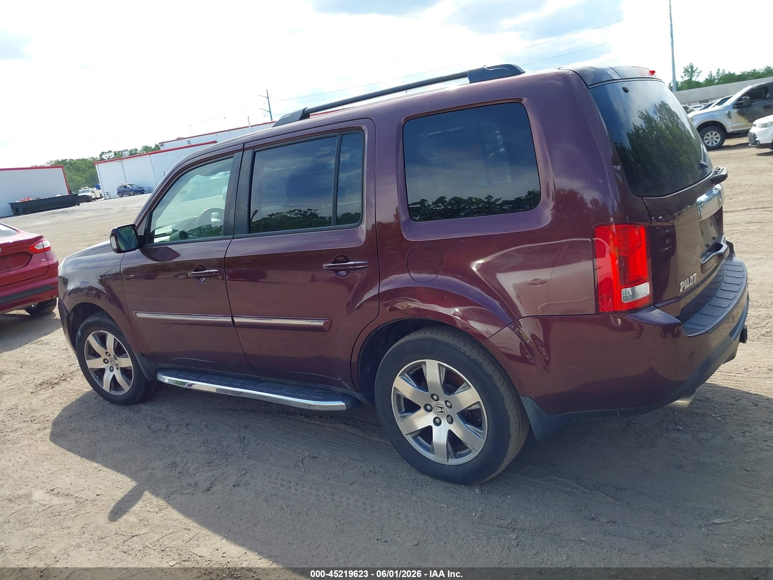2013 Honda Pilot Touring Burgundy vin: 5FNYF4H9XDB041741