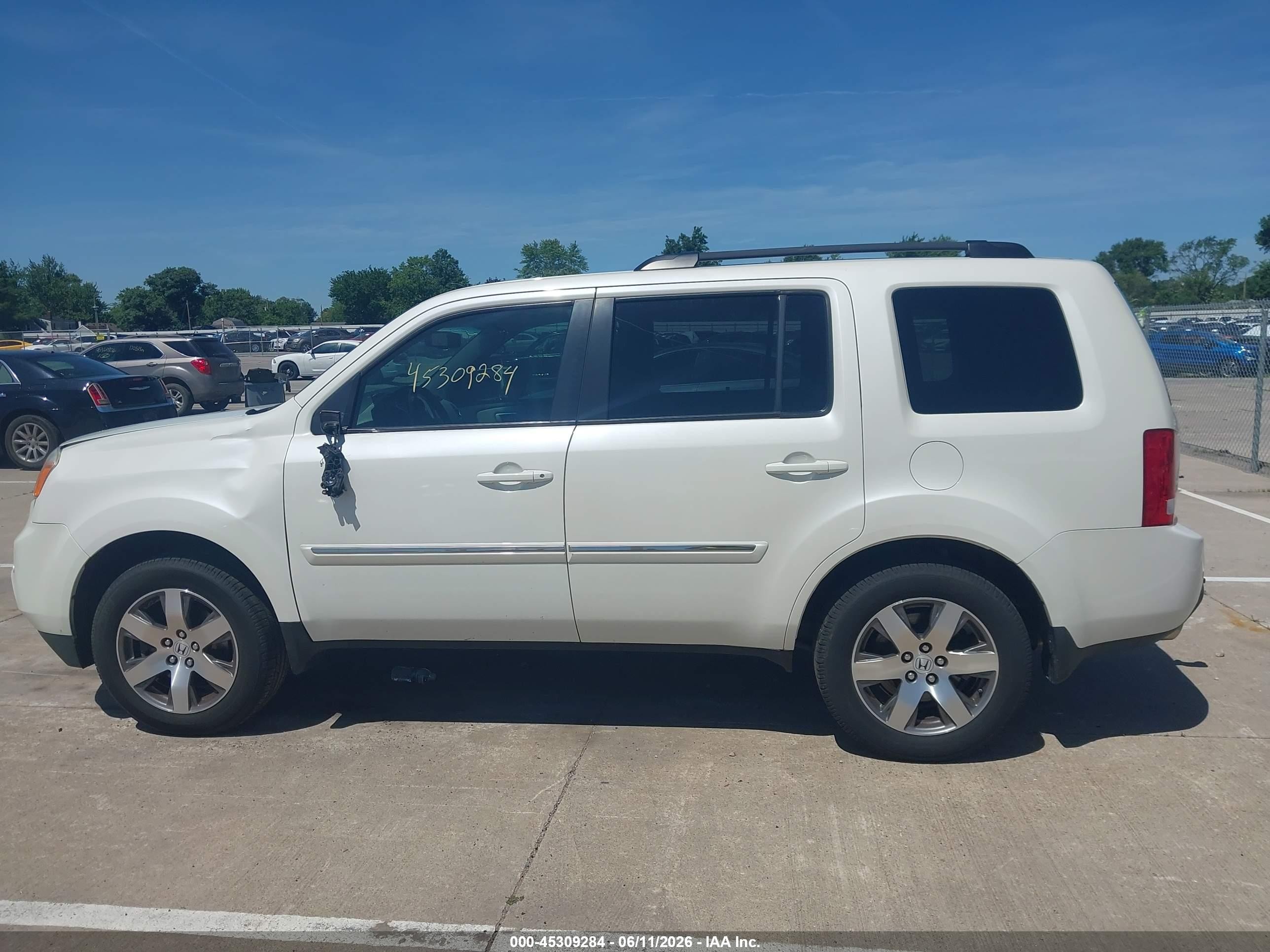 2014 Honda Pilot Touring White vin: 5FNYF4H9XEB005615