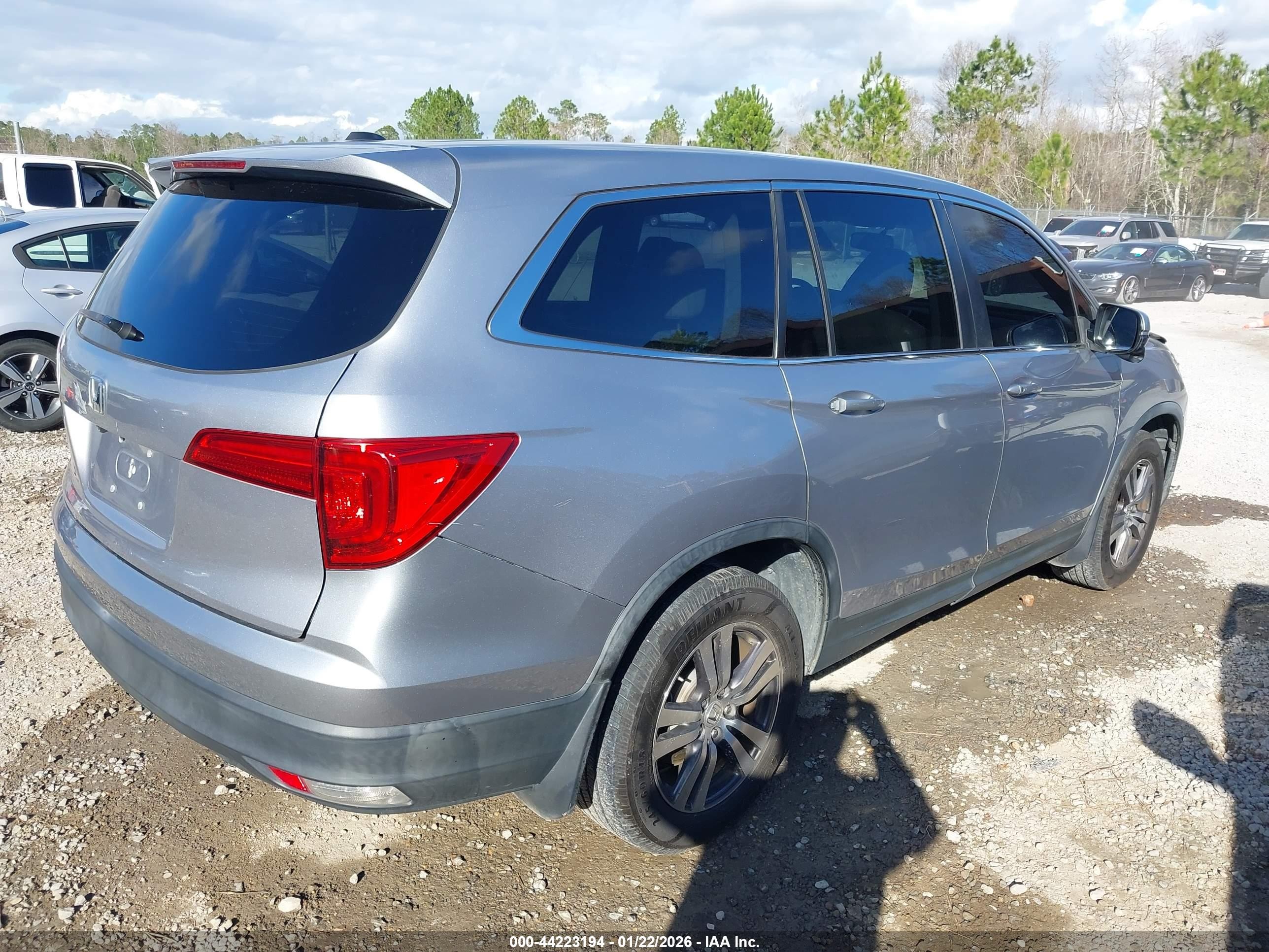 2017 Honda Pilot Ex-l Серебряный vin: 5FNYF5H57HB000198