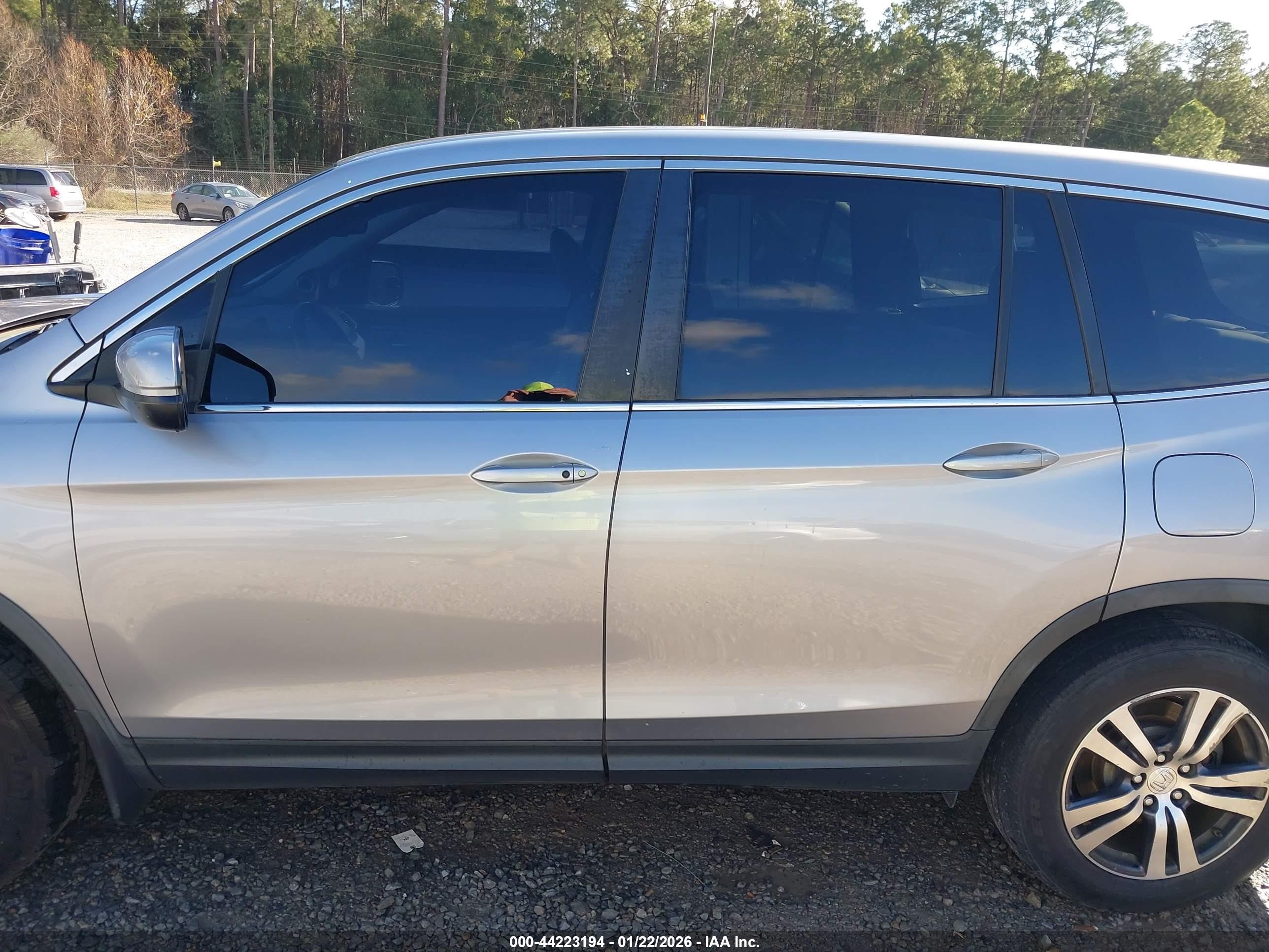 2017 Honda Pilot Ex-l Серебряный vin: 5FNYF5H57HB000198